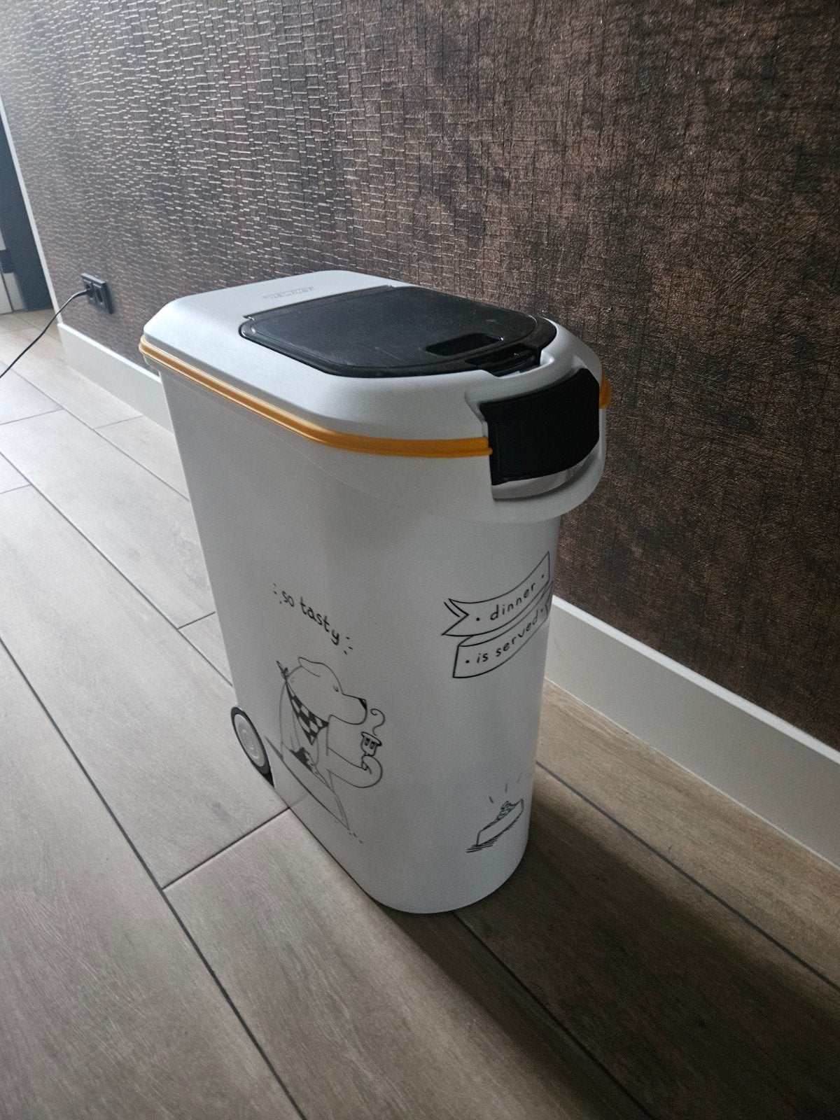 curver voedselcontainer hond 54L/20kg, Ophalen