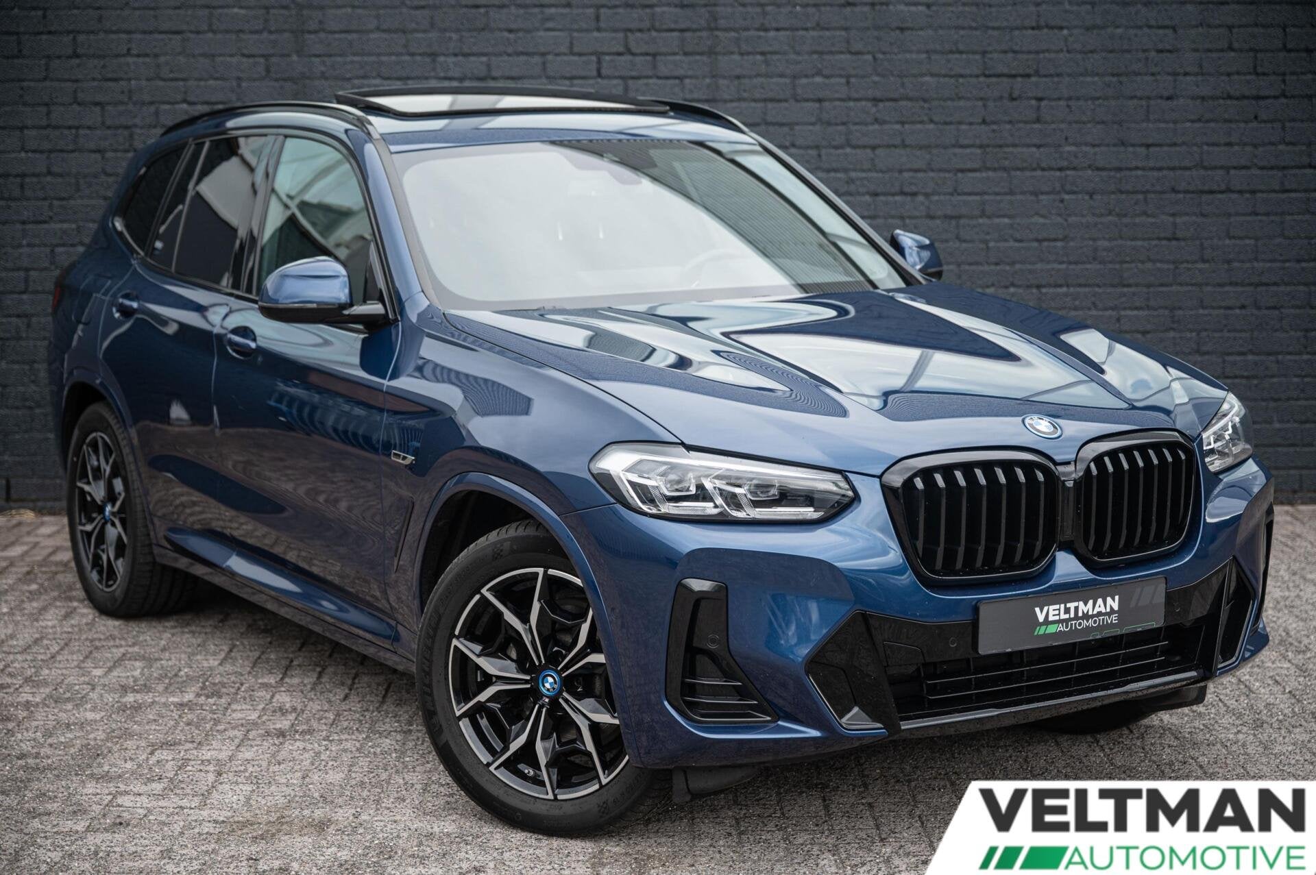 BMW X3 xDrive30e M-SPORT PANO TREKHAAK CAMERA LEDER, Auto's, Automaat, Gebruikt, Automatische klimaatregeling, Blauw