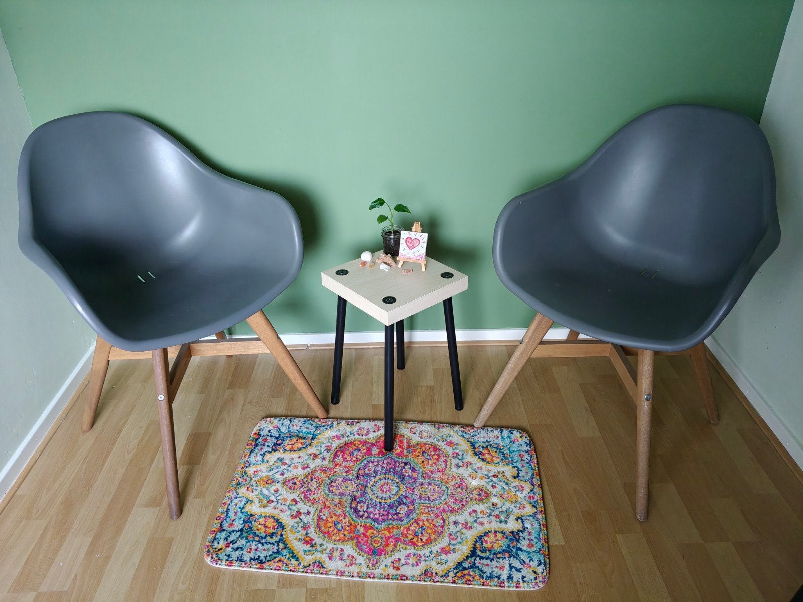 2 antraciet kleurige kuipstoelen met houten onderstel, Ophalen, Zo goed als nieuw, Twee