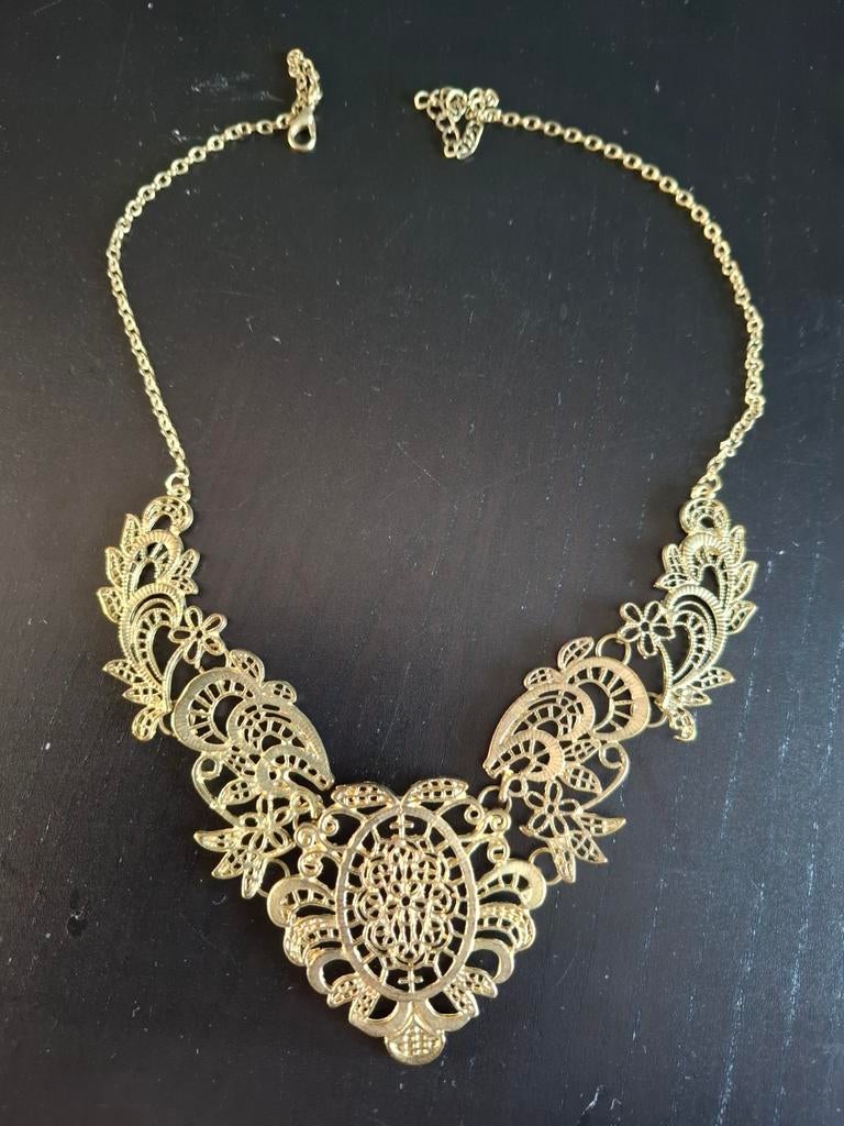 Goud gekleurde ketting halsband met filigraan design, Ophalen of Verzenden, Overige materialen, Ketting