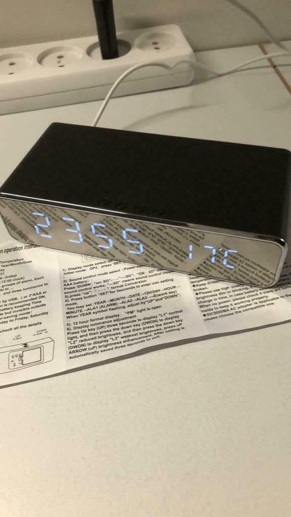 Digitale Wekker met Temperatuurweergave en USB-oplader, Ophalen of Verzenden, Nieuw, Digitaal