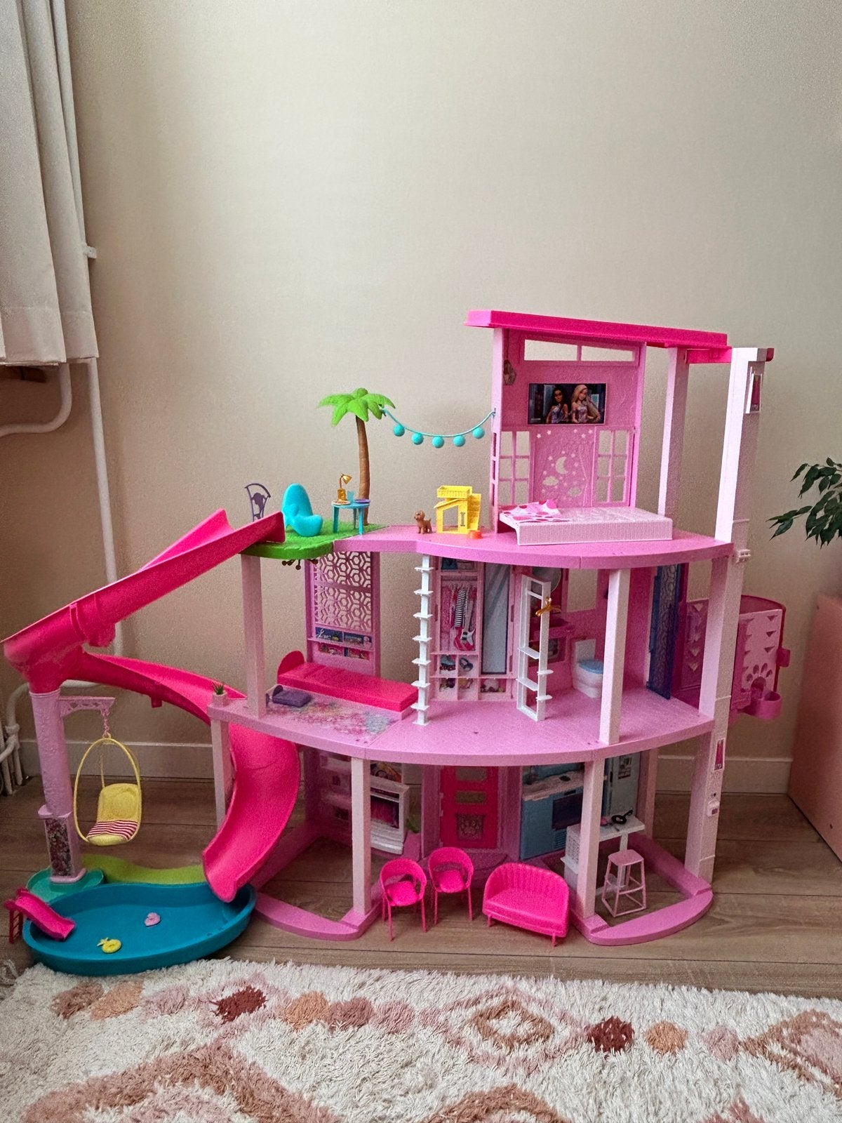 Barbie droomhuis incl. lift en glijbaan, Kinderen en Baby's, Speelgoed | Poppenhuizen, Ophalen, Zo goed als nieuw, Toebehoren