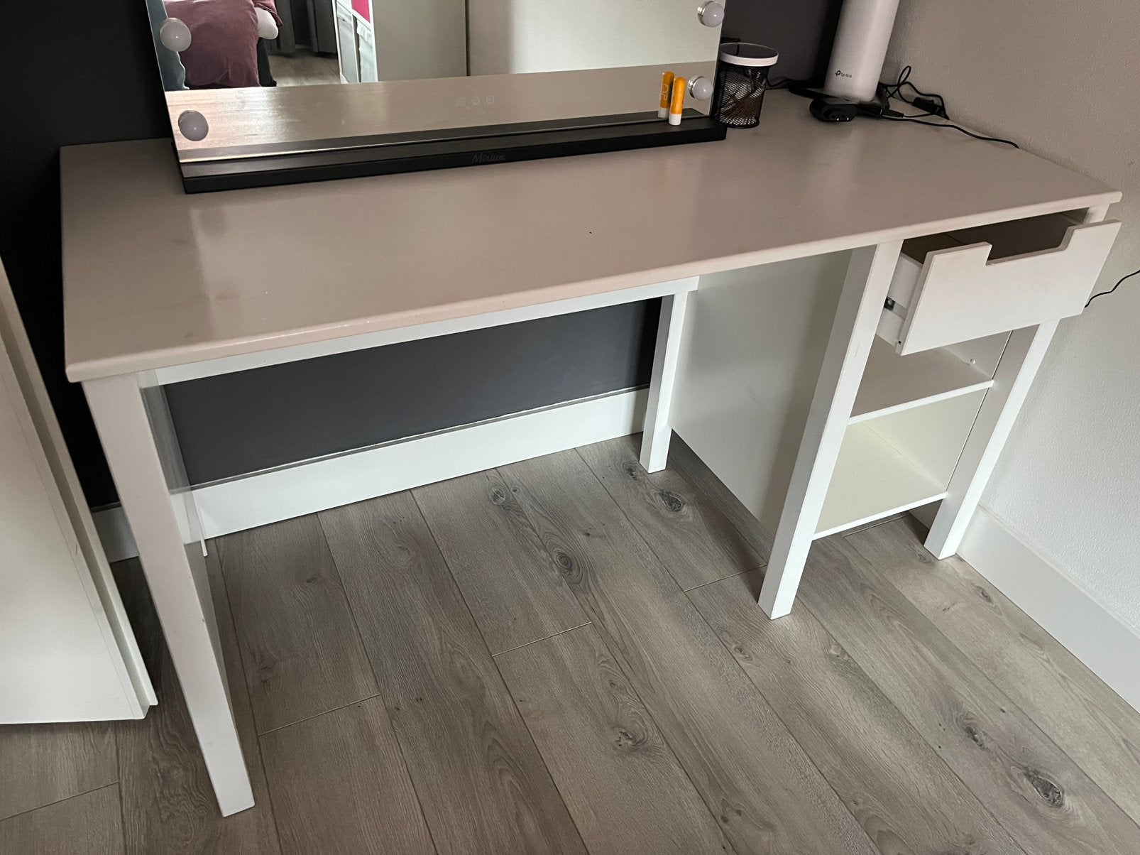Leuk, wit bureau voor een nette prijs., Huis en Inrichting, Opbergruimte, Hout, Schoolbureau, 60 cm
