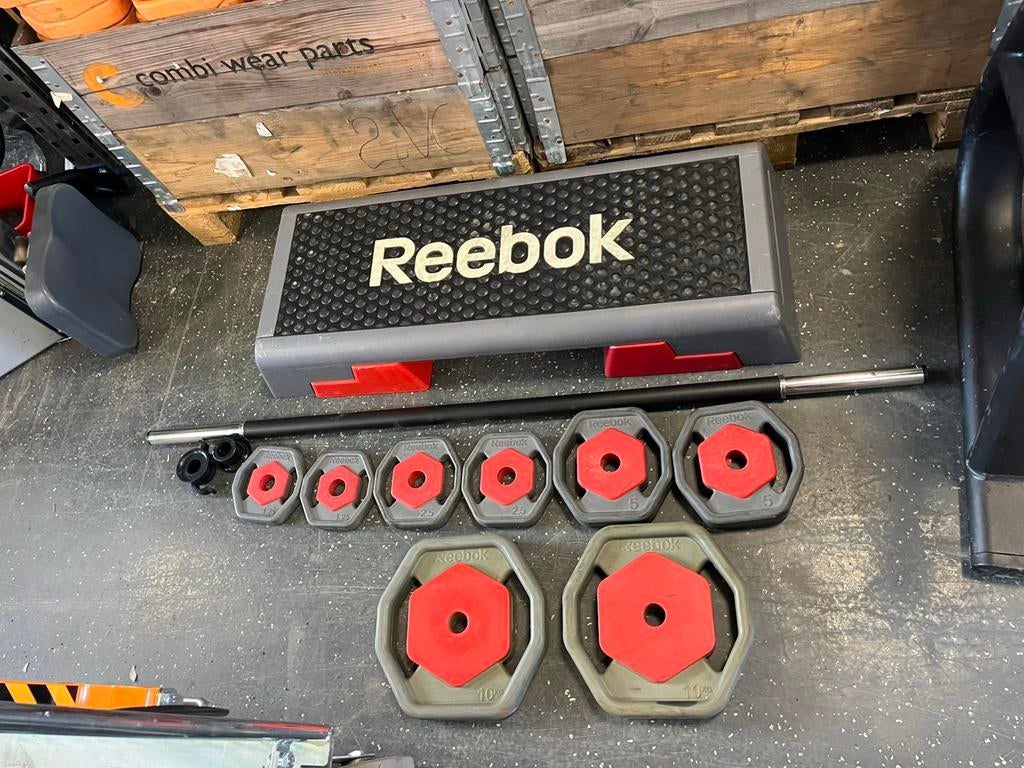 Reebok 40 kg bodypump set met step grijs zwart, Sport en Fitness, Fitnessmaterialen, Gebruikt, Ophalen of Verzenden, Reebok, Halterset