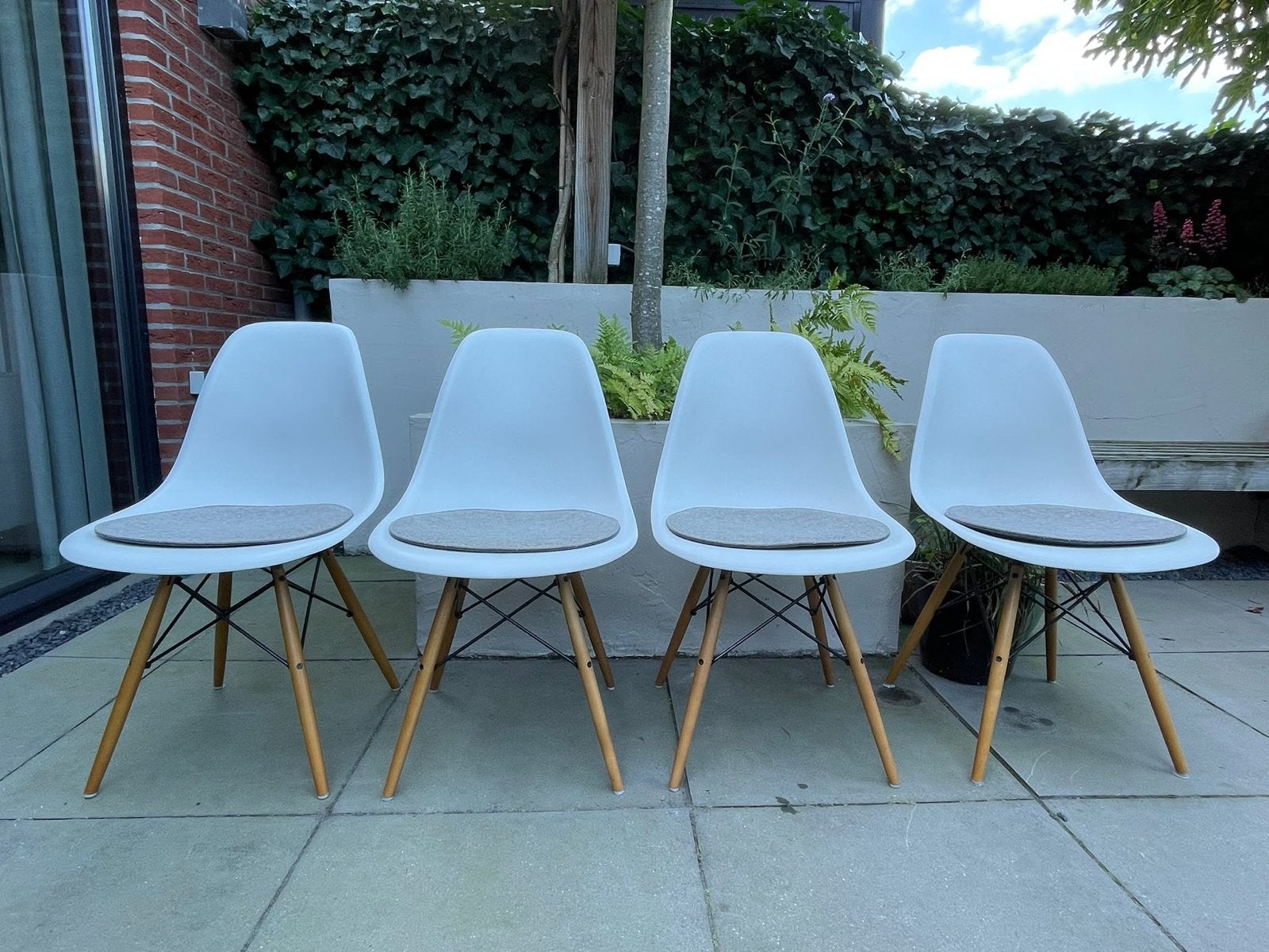 Set van 4 Vitra DSW stoelen - Wit met houten onderstel, Huis en Inrichting, Ophalen, Gebruikt, Wit, Vier