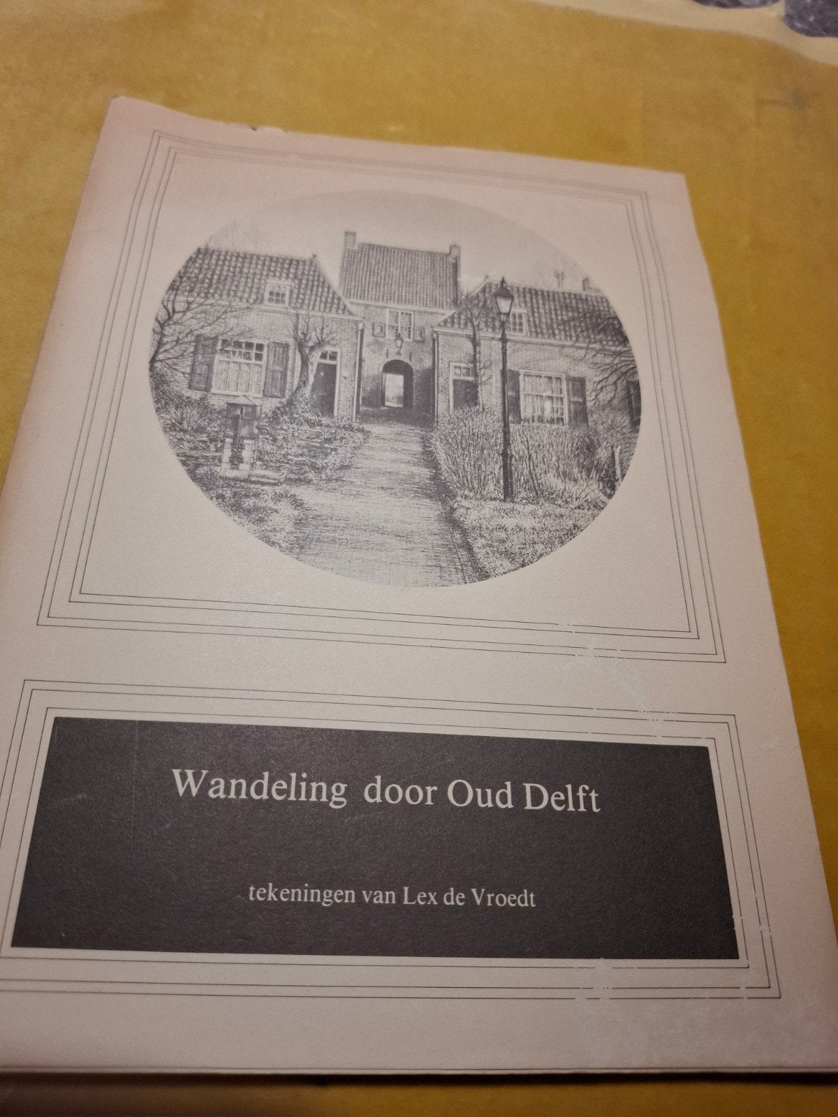 Wandeling door Oud Delft - Tekeningen van Lex de Vroedt, Ophalen of Verzenden, Tekening, Potloodtekening, Origineel