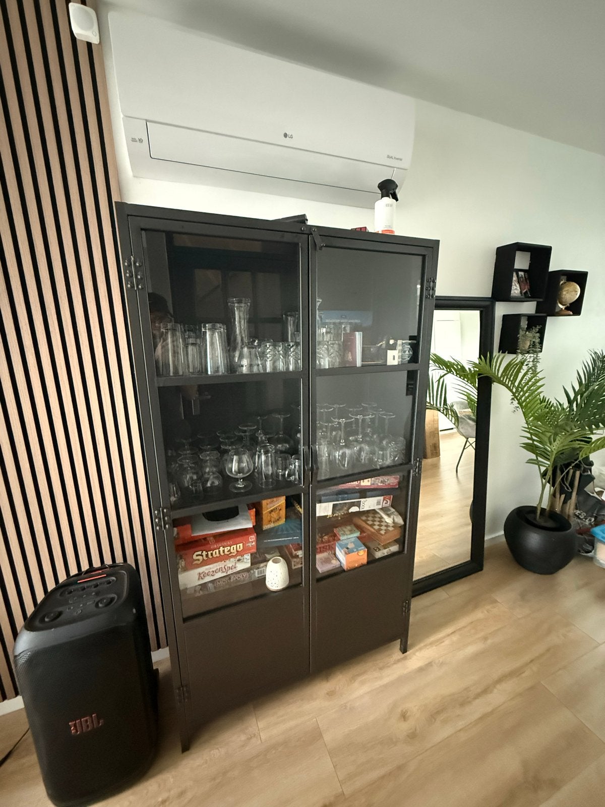 Zwart metalen kast met glazen deuren, Ophalen, 50 tot 100 cm, Zo goed als nieuw, Metaal