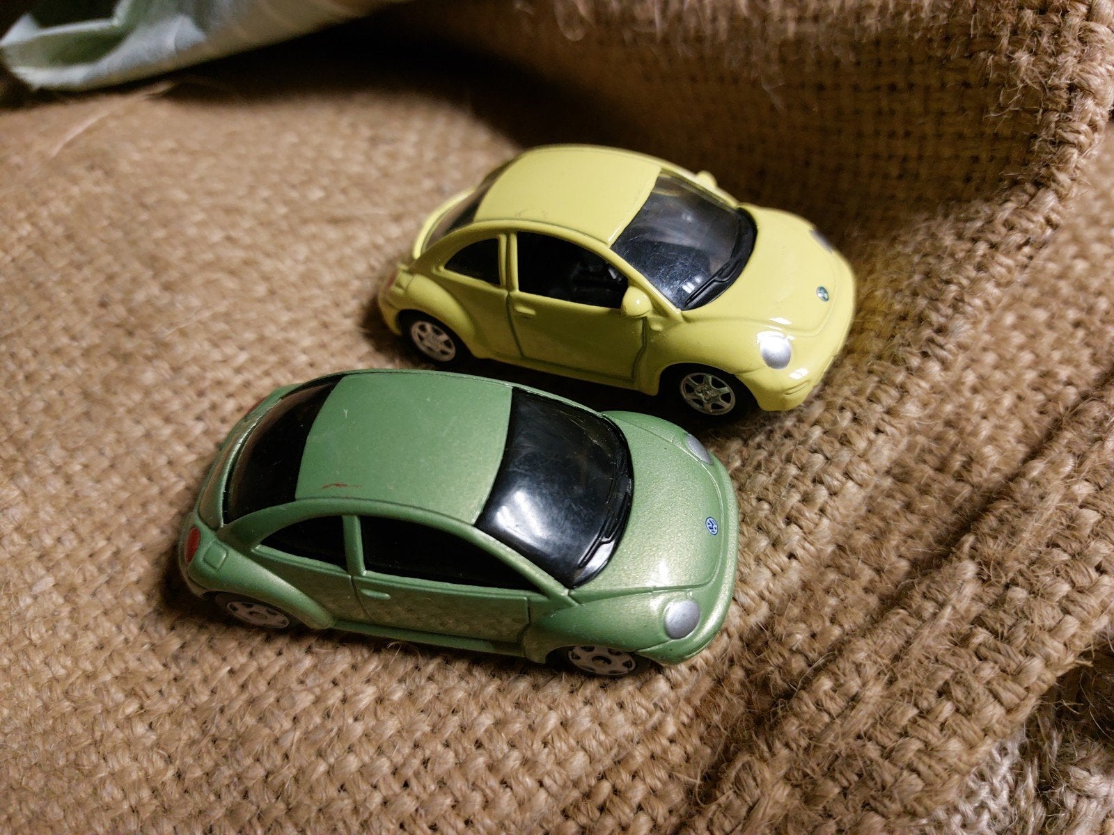 Set van 2 Volkswagen Kever new beetle speelgoedauto's, Ophalen of Verzenden, Gebruikt, Auto