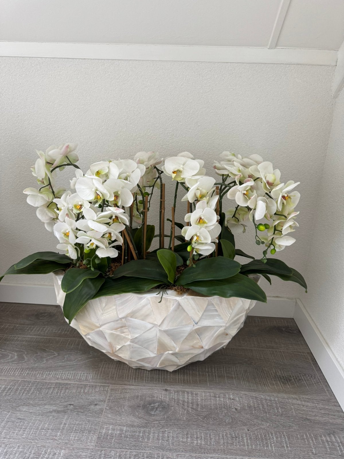 Prachtige schelpenvaas met kunst orchideeën, Binnen, Overige materialen, Ophalen of Verzenden, Inclusief kunstbloemen