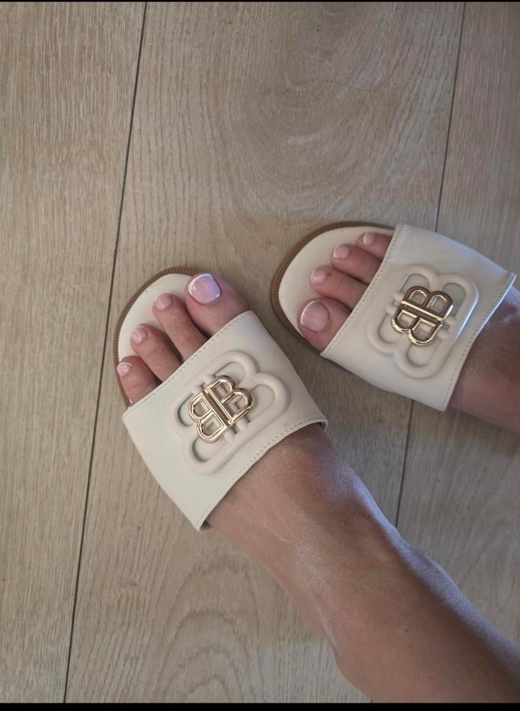 Witte slippers met goudkleurig detail, Ophalen of Verzenden, Zo goed als nieuw, Wit