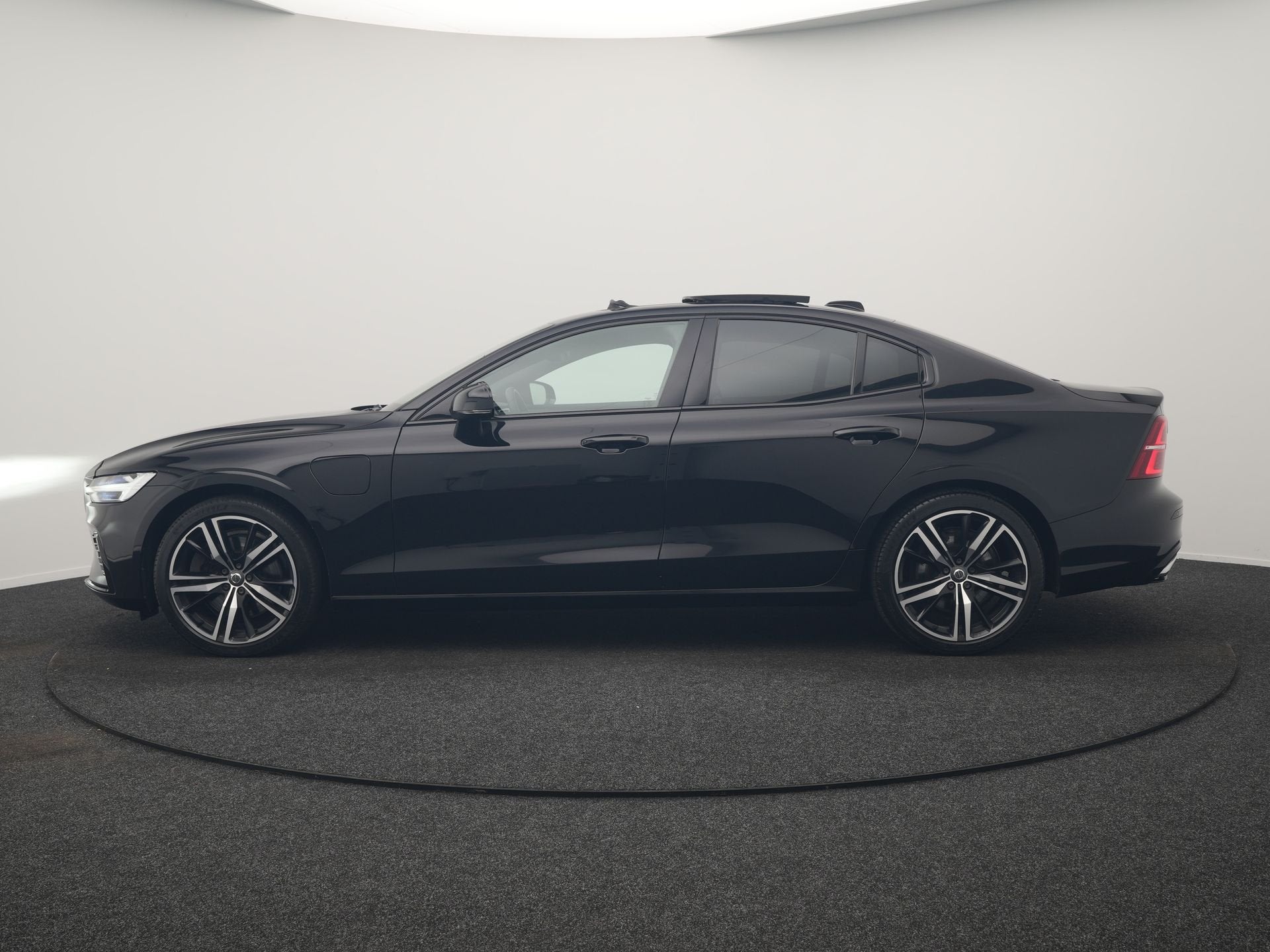 Volvo S60 T8 AWD R Design Polestar Engineerd PHEV 405pk Deal, Auto's, Volvo, Automaat, Gebruikt, Zwart, Zwart
