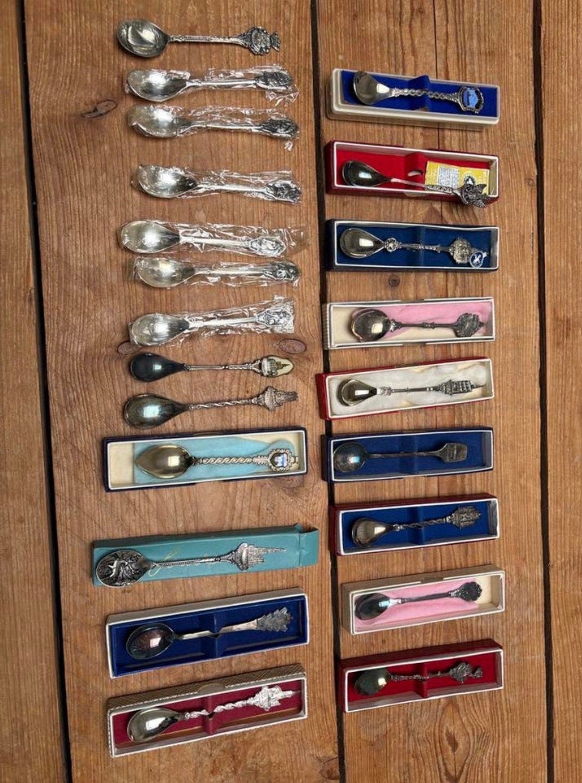 Unieke verzameling van 22 theelepels, veel in originele verp, Antiek en Kunst, Antiek | Bestek, Ophalen