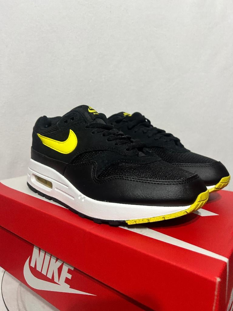 BIJNA NIEUW! Maat 40 - Nike Air Max 1 Black Opti Yellow, Kleding | Dames, Schoenen, Verzenden, Zwart, Nike, Nieuw