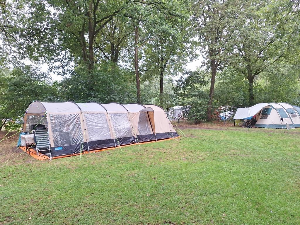Ruime 8-persoons tent met warme ondervloer en tapijt, Caravans en Kamperen, Ophalen, Gebruikt, Meer dan 6