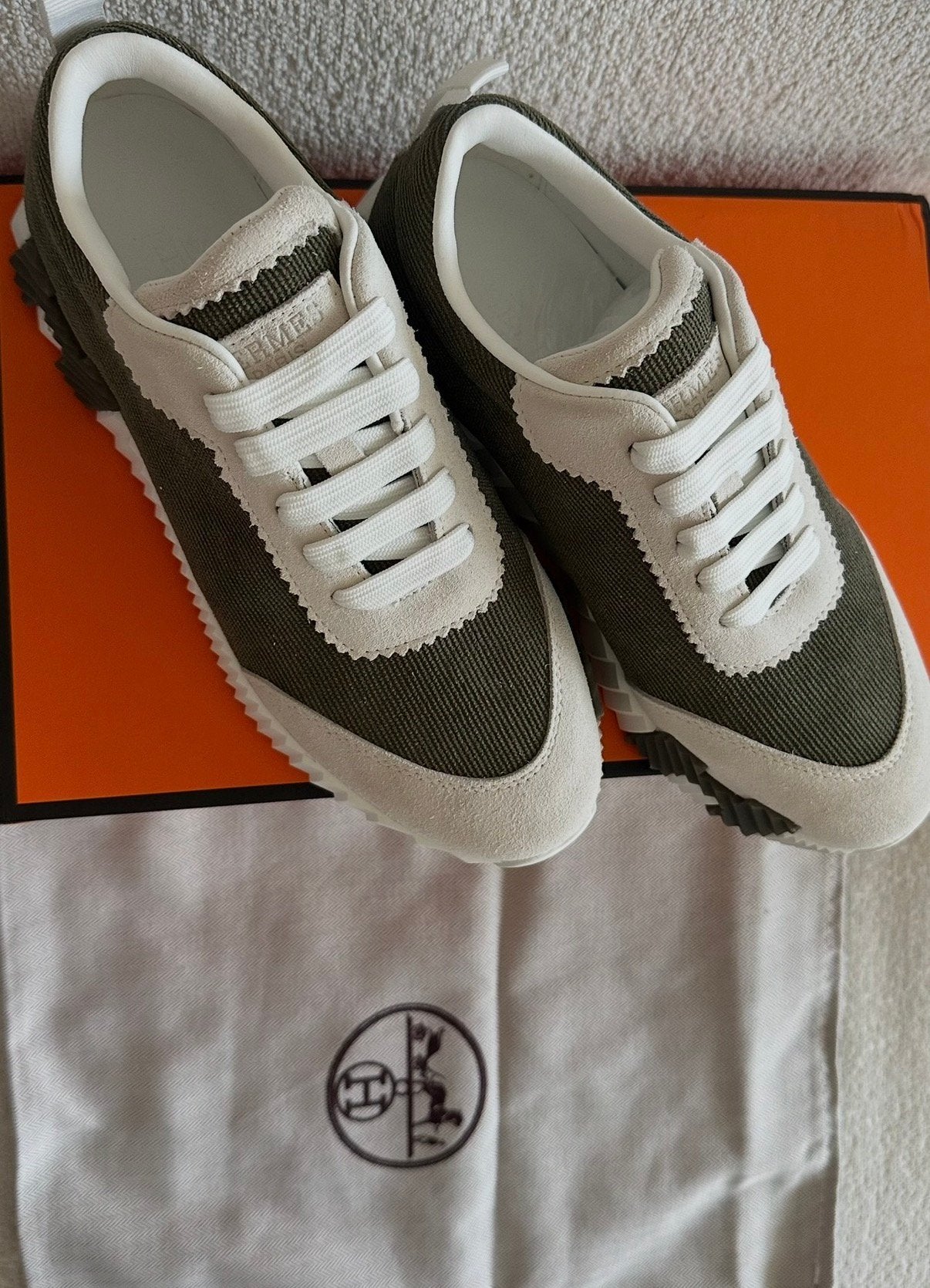 Hermes bouncing sneakers maat 38 khaki groen, Kleding | Heren, Schoenen, Ophalen, Zo goed als nieuw, Overige kleuren