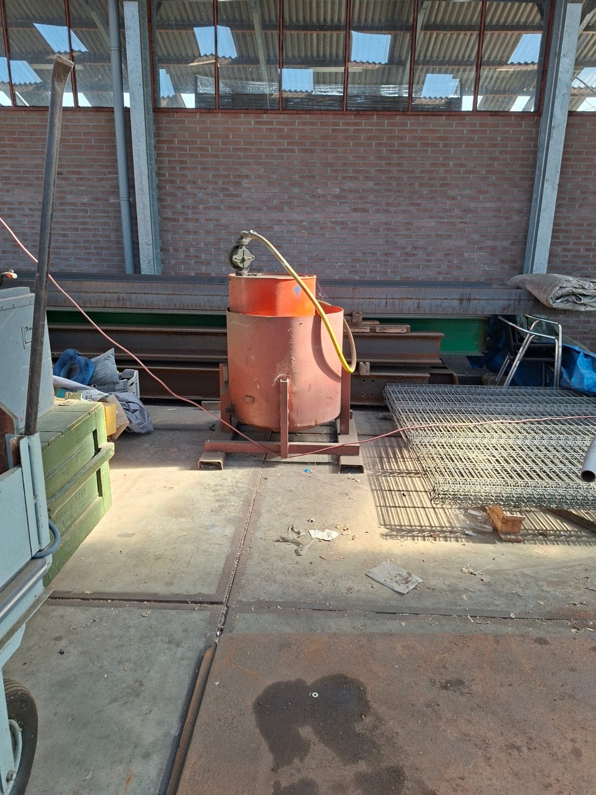 Oude handpomp op vat, Ophalen