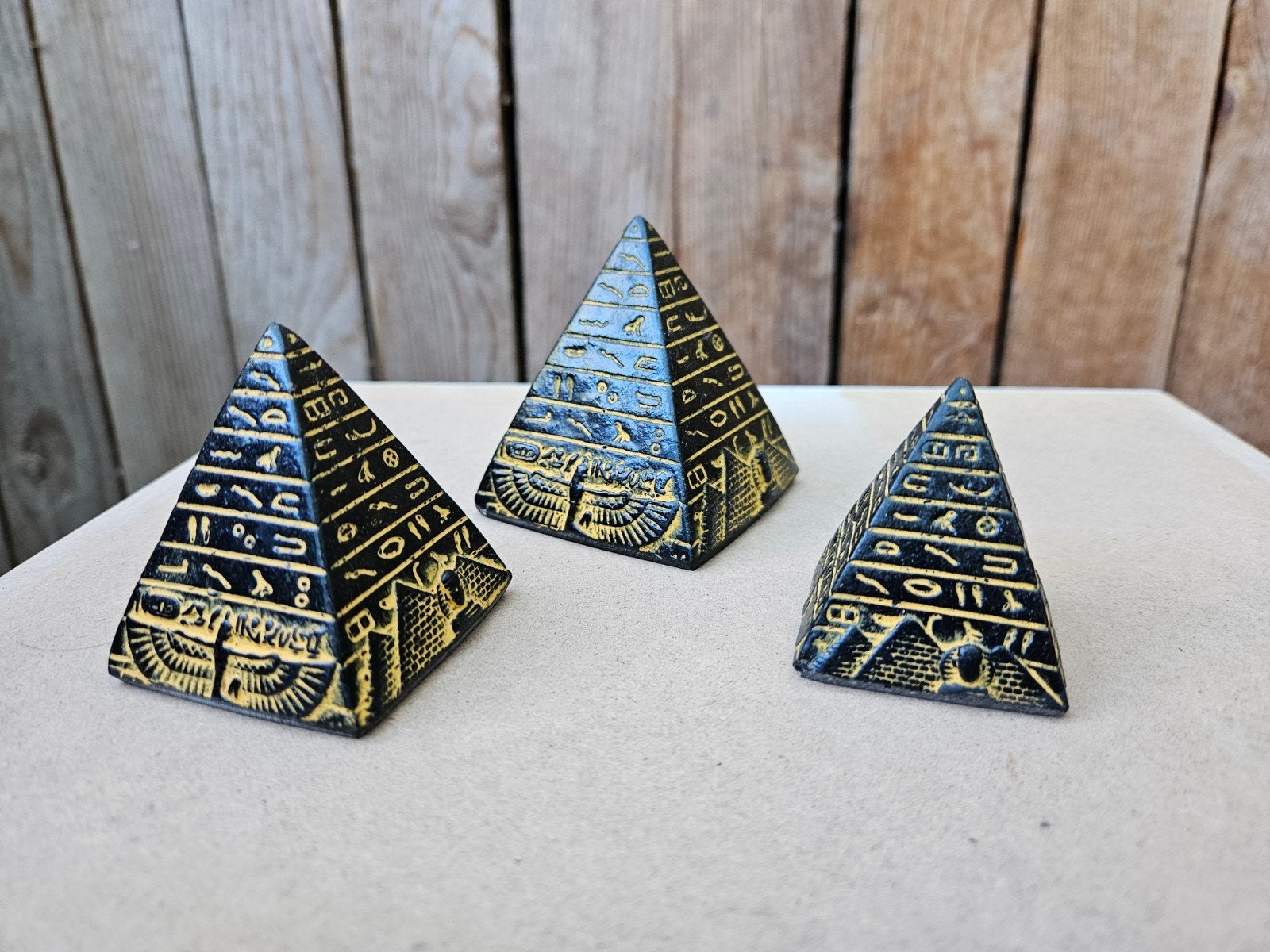 Set van 3 Egyptische piramides met hiërogliefen, Verzamelen, Ophalen of Verzenden, Zo goed als nieuw, Overige typen