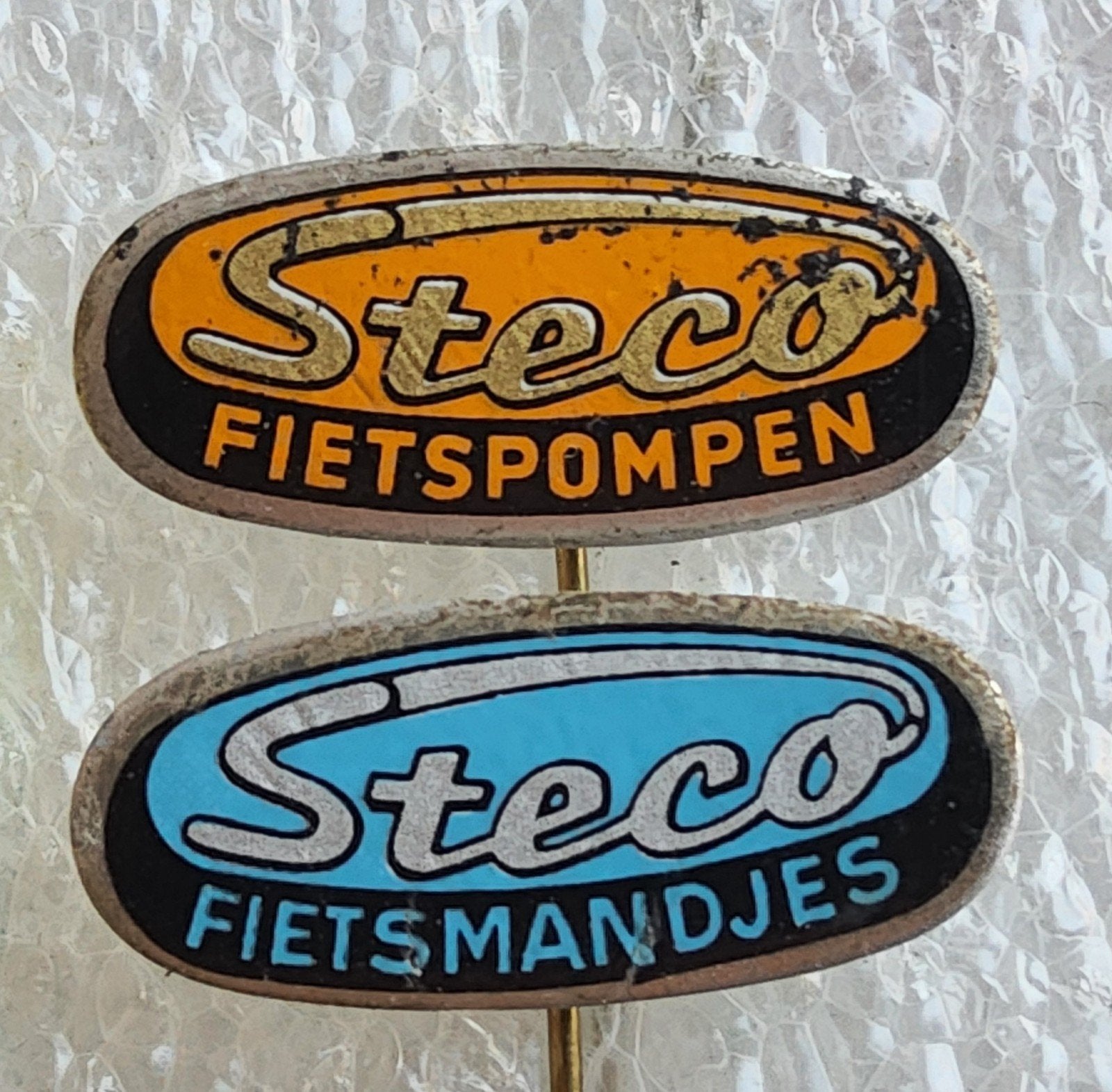 2 Steco Speldjes: Fietspompen & Fietsmandjes, Ophalen of Verzenden, Gebruikt, Overige onderwerpen, Speldje of Pin