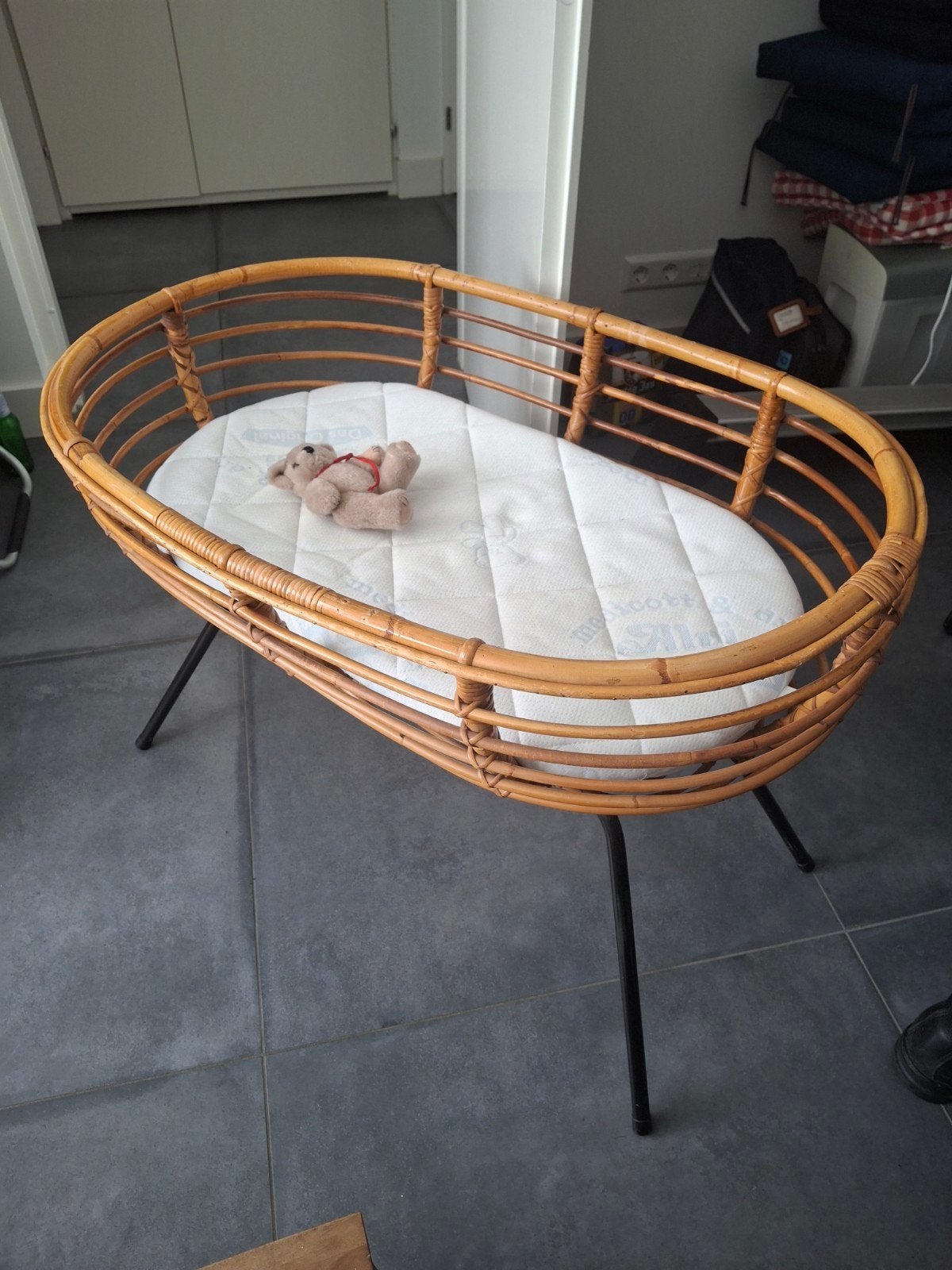 Vintage rotan prachtige wieg met matrasje (antiek 70 jaar), Ophalen, Zo goed als nieuw, Wieg
