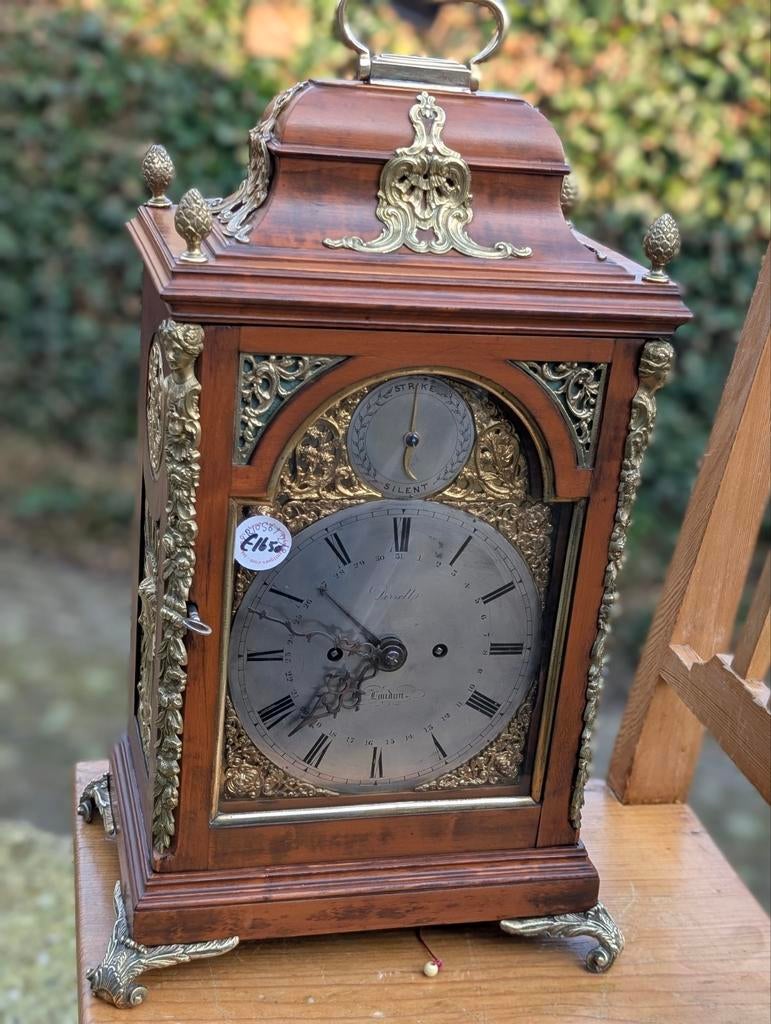 Antieke tafel klok 18 eeuw spillegang 51 cm hoog. €1650., Antiek en Kunst, Ophalen