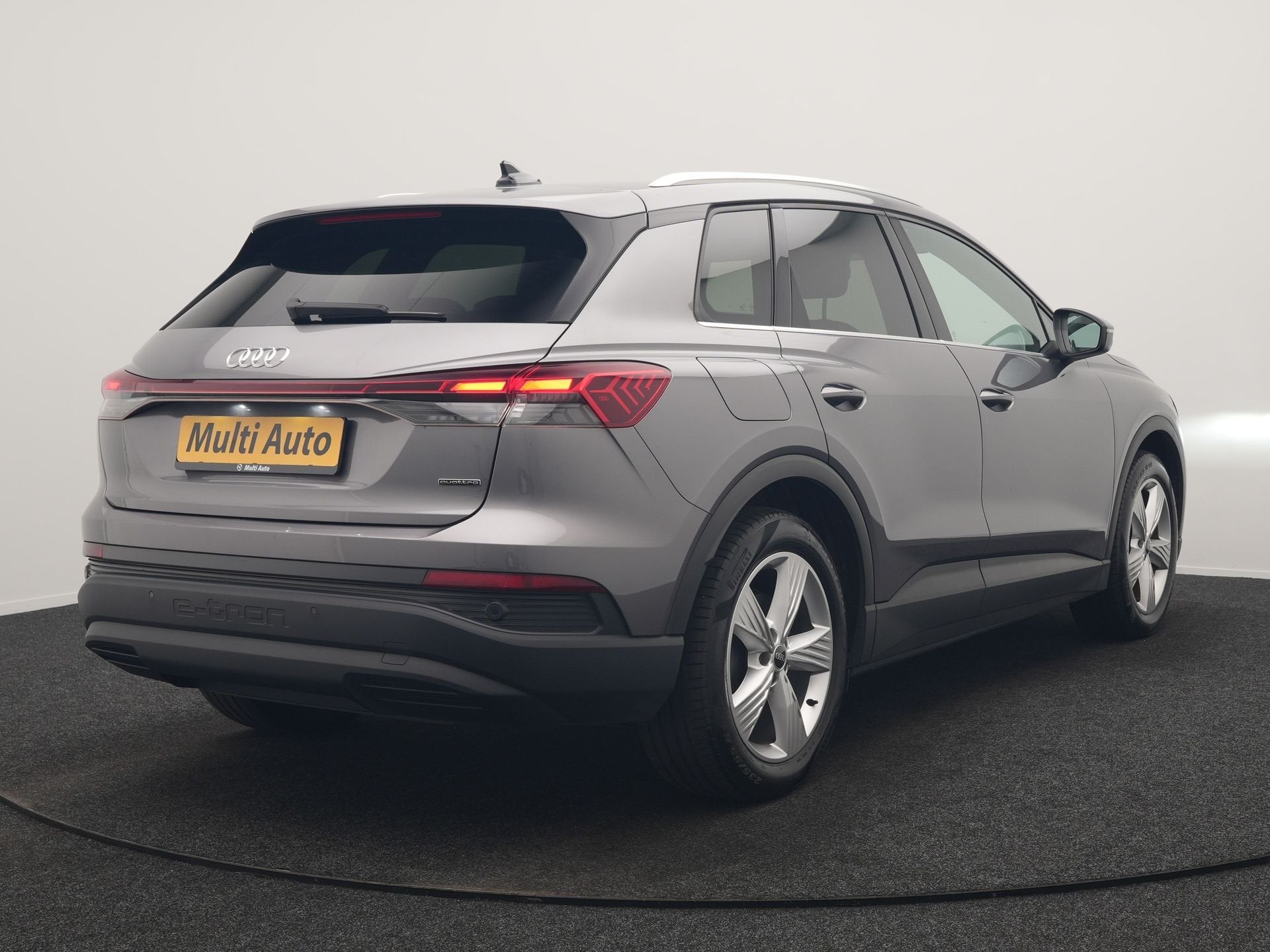 Audi Q4 e-tron 45 Quattro Edition 77 kWh 265pk Dealer O.H. |, Automaat, Stof, Gebruikt, Zwart