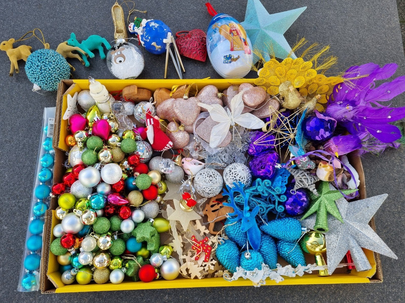 Gekleurde kerstballen en kertsversiering, Ophalen, Gebruikt