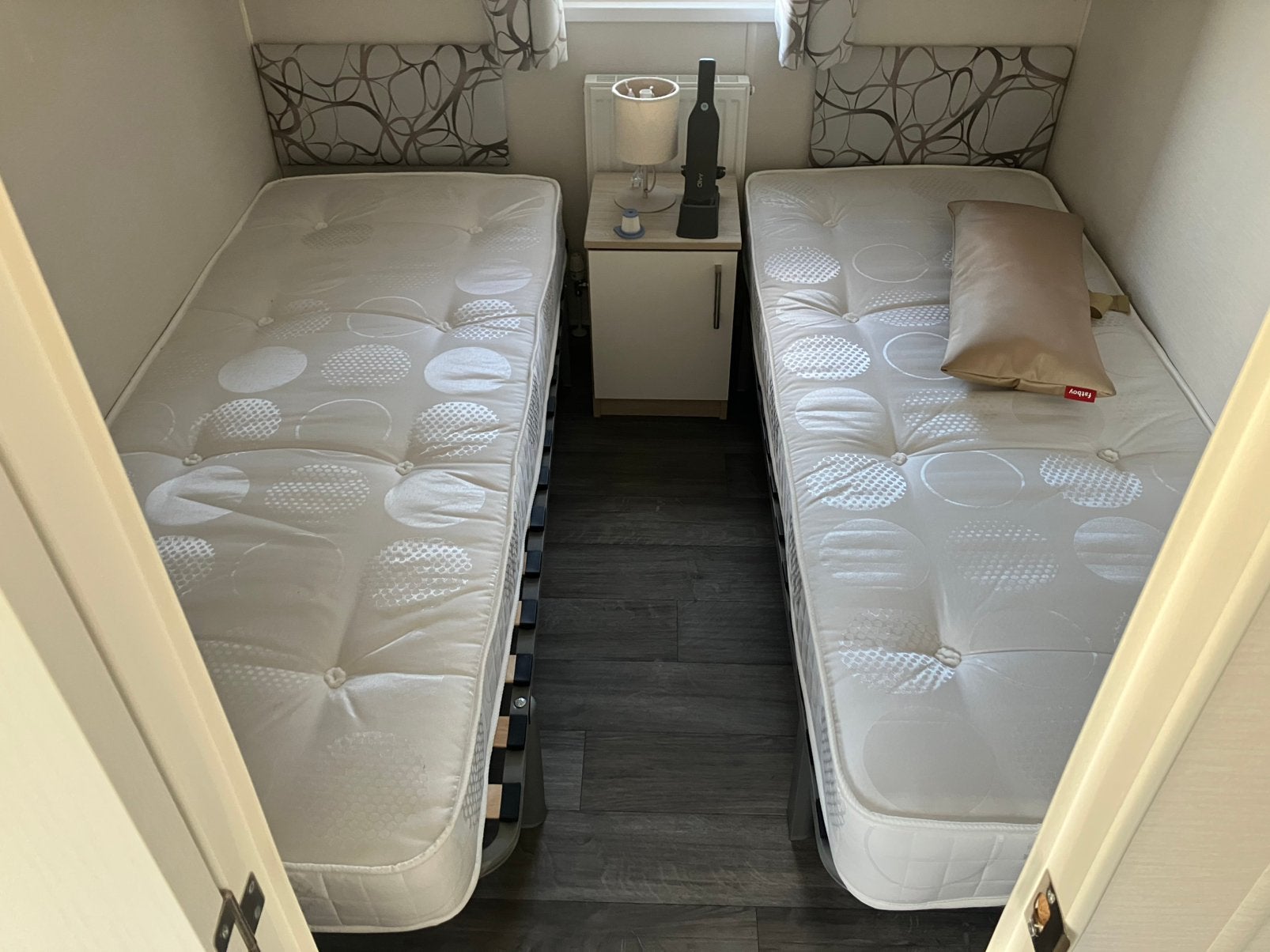 2 stuks 1 persoons bed 80 cm br x 185 cm lang