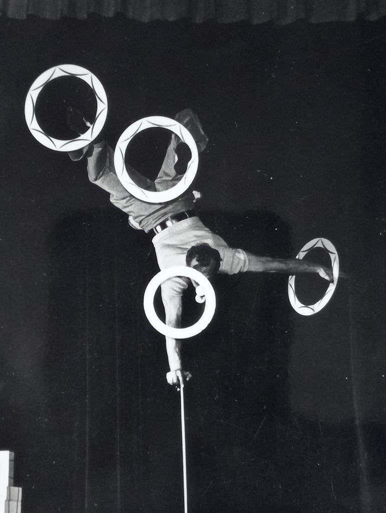 Vintage Foto: Rif-Gerardy, Acrobatiek met Hoepels, Verzamelen, Foto's en Prenten, Gebruikt, 1940 tot 1960, Ophalen of Verzenden