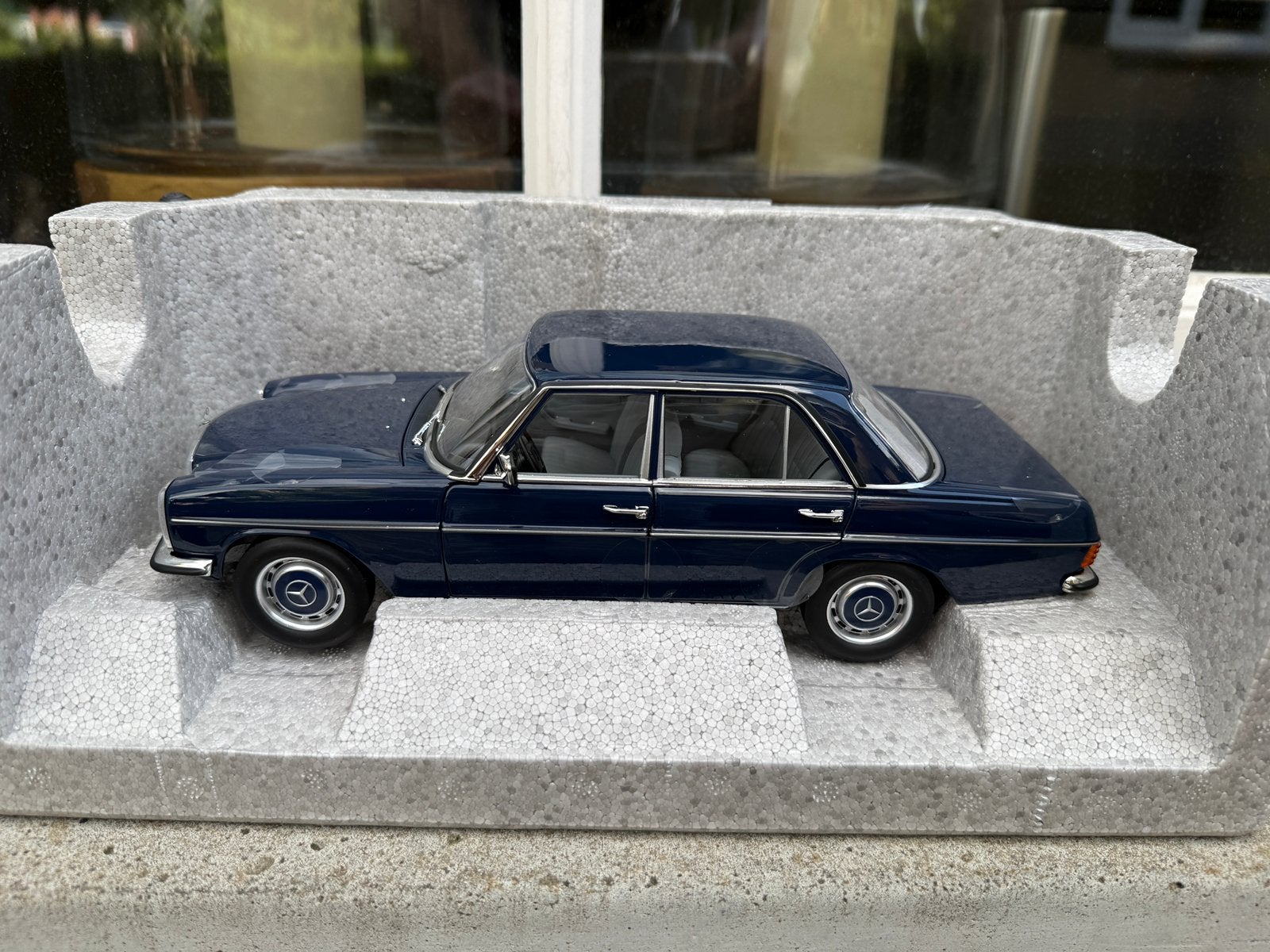 1:18 Mercedes W115 200 Mitternachtsblau 1973 - 1976 Norev, Auto, Norev, 70-72 Av. de Bohlen, Vaulx-en-Velin, 69120, France, Norev
