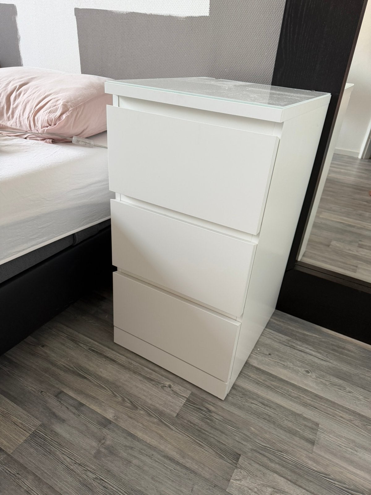 2x IKEA nachtkastjes wit – 3 lades – €25 per stuk, Ophalen, Zo goed als nieuw
