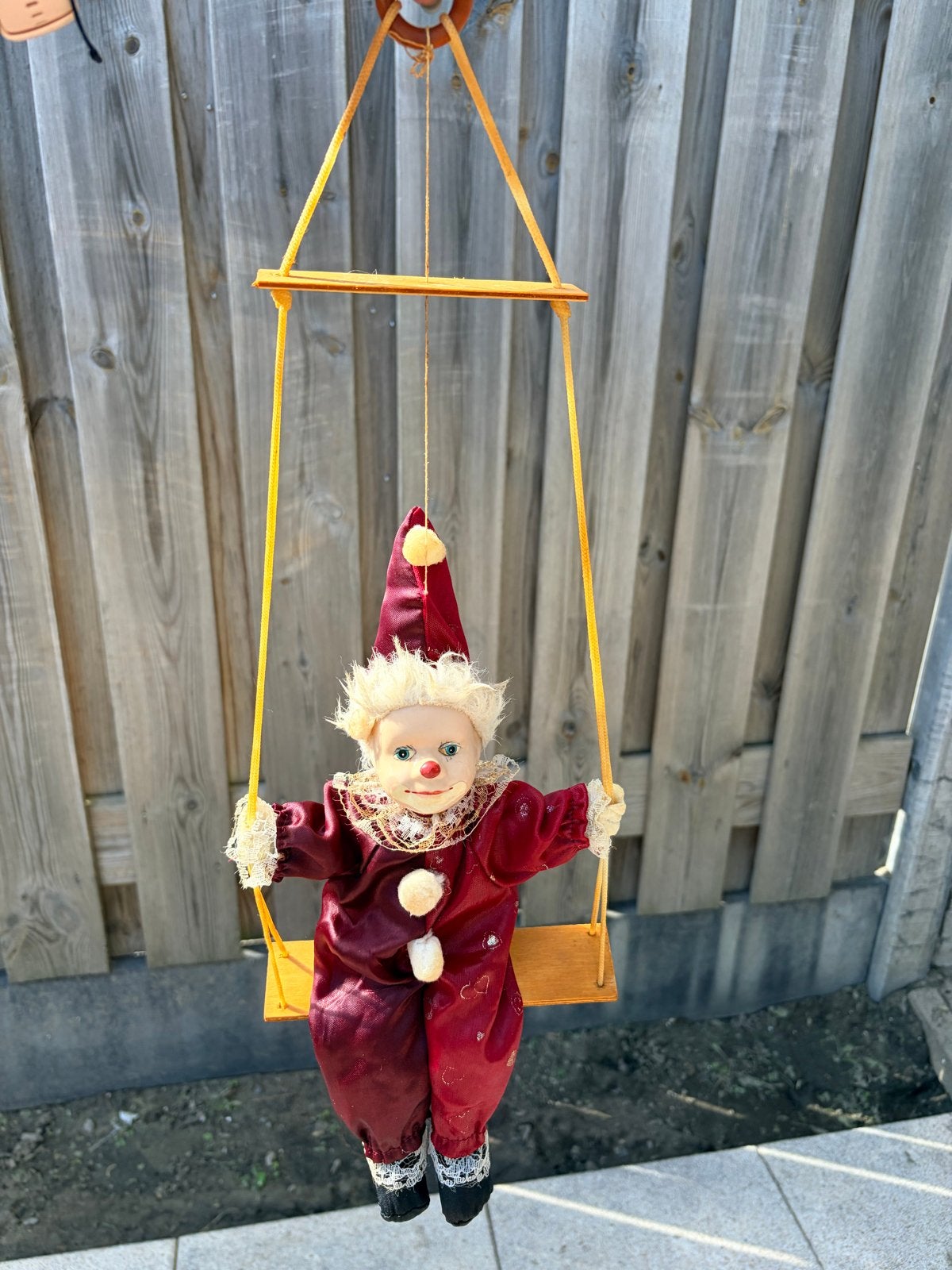 Decoratieve clown/pop op houten schommel rood/bordeaux, Ophalen, Gebruikt, Pop