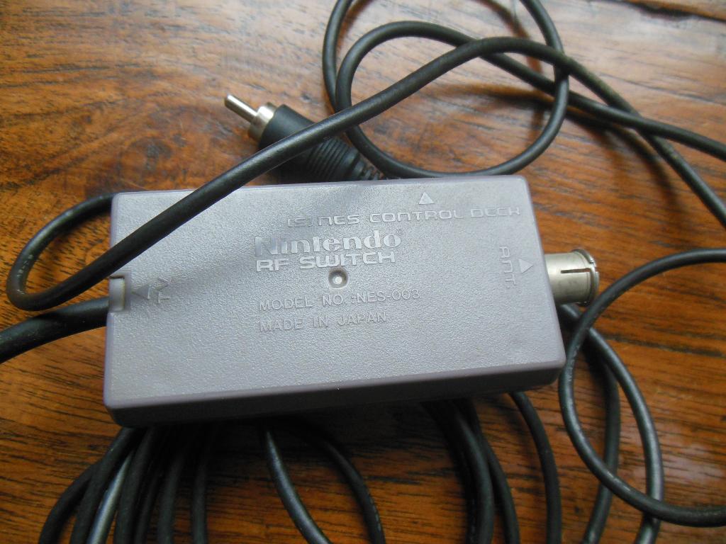 nintendo onderdeel r f switch model no..nes 003, 1 speler, Ophalen of Verzenden, Vanaf 3 jaar