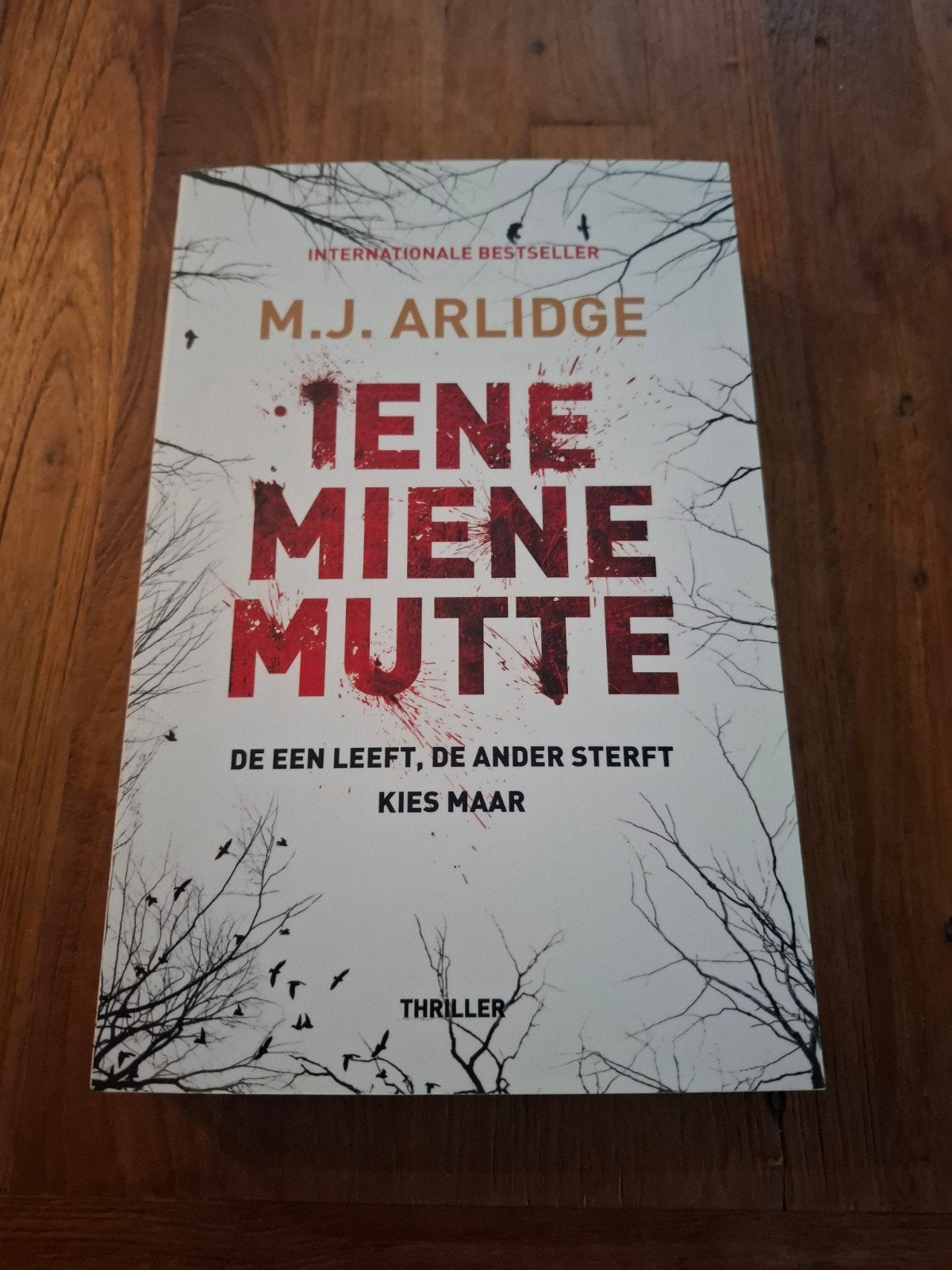 Tene Miene Mutte - M.J. Arlidge (Thriller), Boeken, Ophalen of Verzenden, Gelezen, M.J. Arlidge, Europa overig