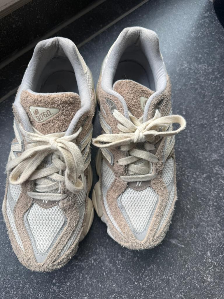 New balance 9060, Kleding | Dames, Schoenen, Beige, Ophalen of Verzenden, Sneakers of Gympen, Zo goed als nieuw