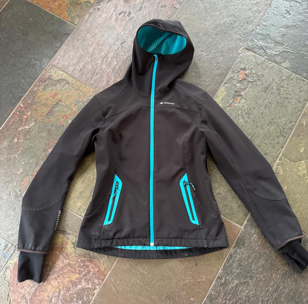 Quechua Softshell Jas Maat S - Zwart met Turquoise Details, Ophalen of Verzenden, Gedragen, Maat 36 (S), Zwart