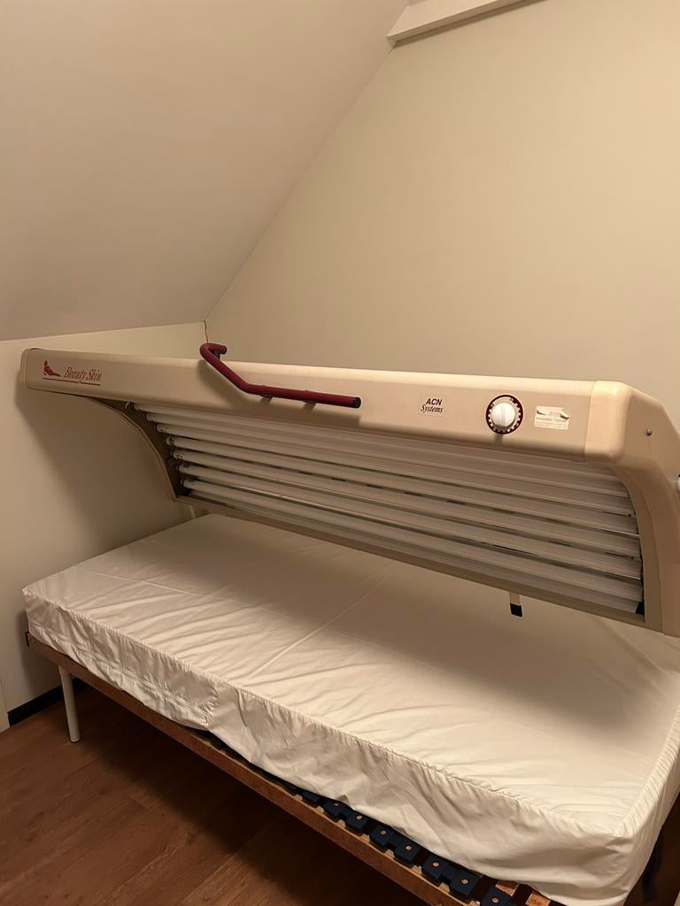 GRATIS     Zonnebank met bedje en matras, Ophalen, Zo goed als nieuw, Zonnebank enkelzijdig, Minder dan 10 lampen