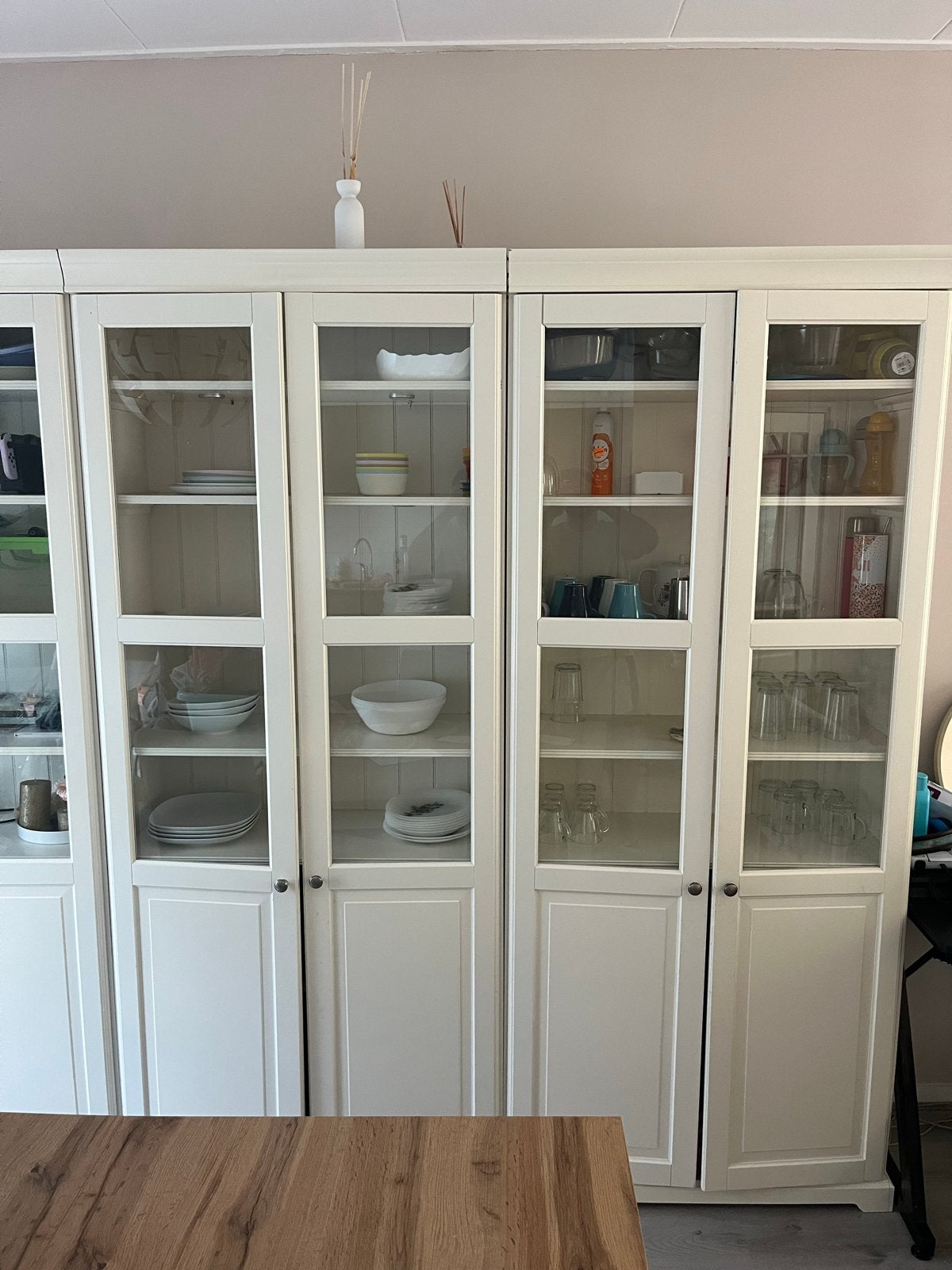 Mooie witte vitrinekasten met glazen deuren, Ophalen, Gebruikt, 100 tot 150 cm, Glas