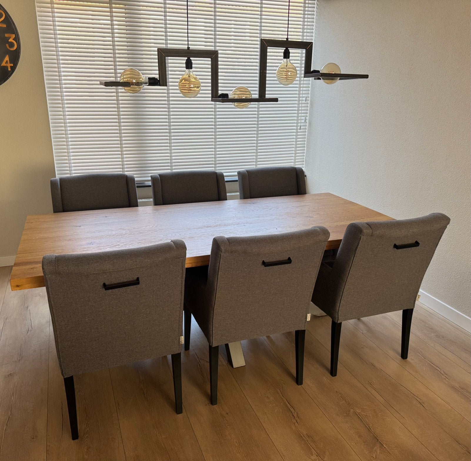 Eettafel met 6 stoelen en industriële lamp