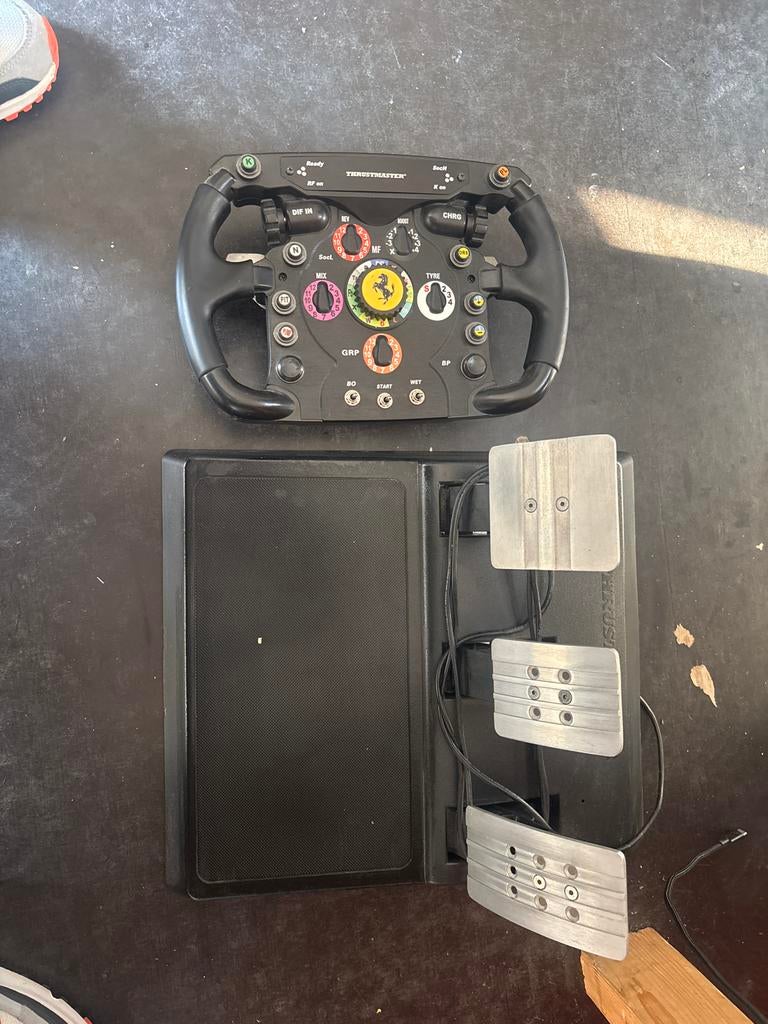 Thrustmaster Ferrari F1 add on stuur en pedalen set, Ophalen of Verzenden, Zo goed als nieuw