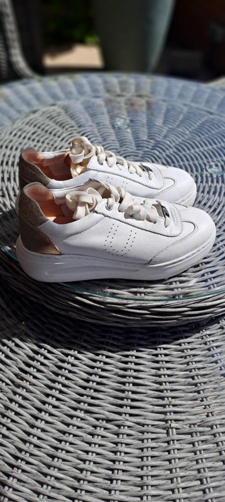 Witte lederen sneakers met gouden accenten., Kleding | Dames, Schoenen, Ophalen, Wit, Unisa, Sneakers of Gympen