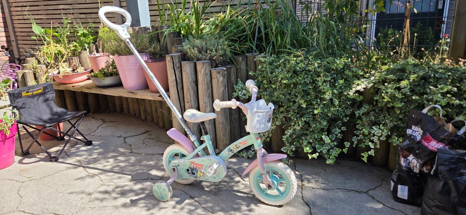 Kinderfietsje met zijwieltjes en duwstang, Fietsen en Brommers, Fietsen | Kinderfietsjes, Ophalen, Terugtraprem, Zijwieltjes, Gebruikt