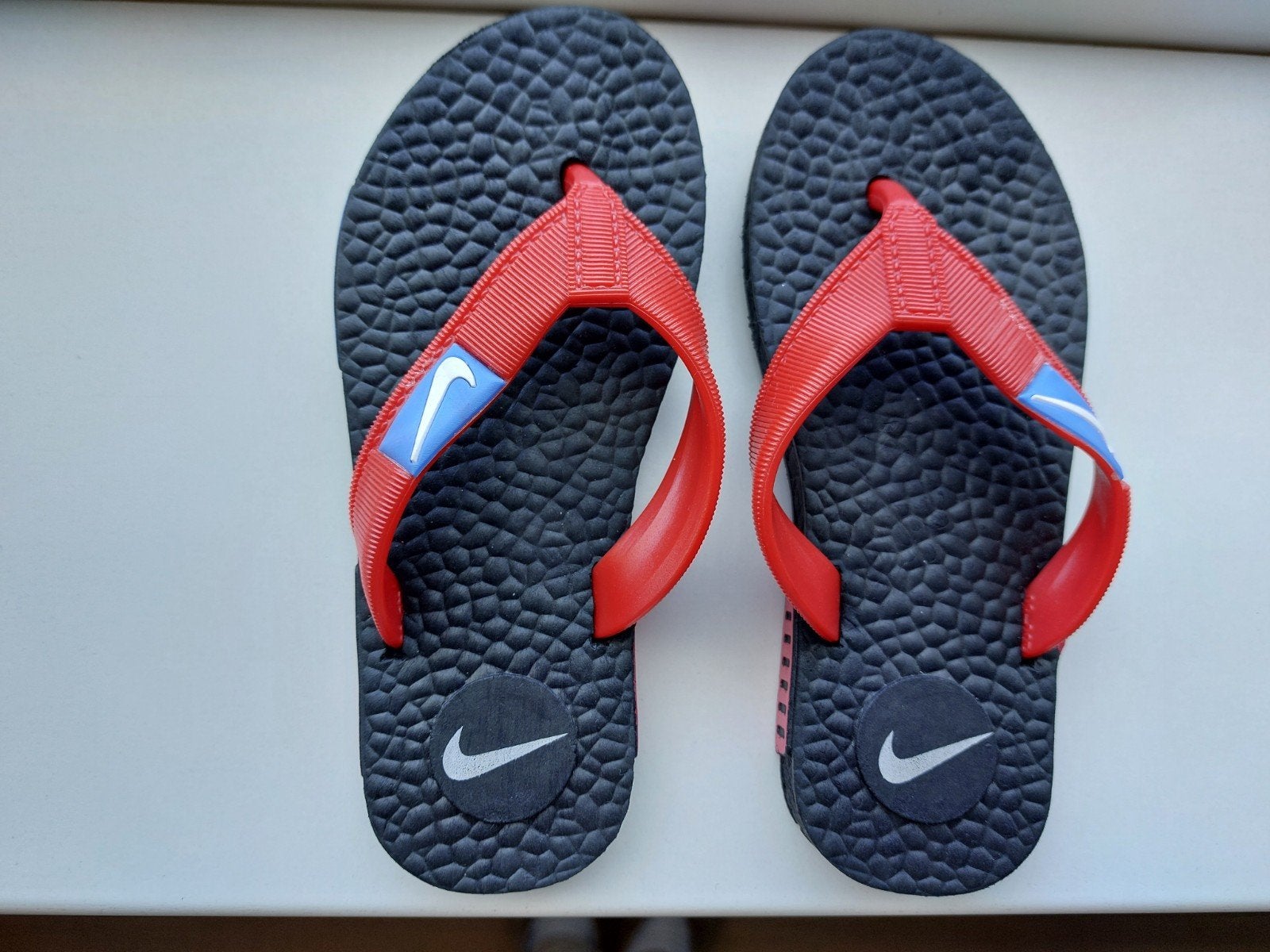 NIEUWE NIKE TEENSLIPPERS maat 28 in stoer rood, Kinderen en Baby's, Kinderkleding | Schoenen en Sokken, Jongen of Meisje, Overige typen
