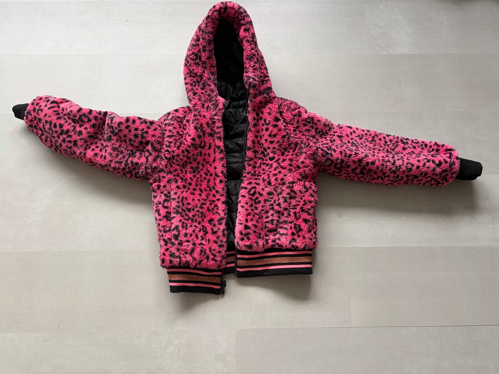 Mooie en warme omkeerbare winterjas - Maat 134/140, Kinderen en Baby's, Kinderkleding | Maat 134, Ophalen of Verzenden, Zo goed als nieuw