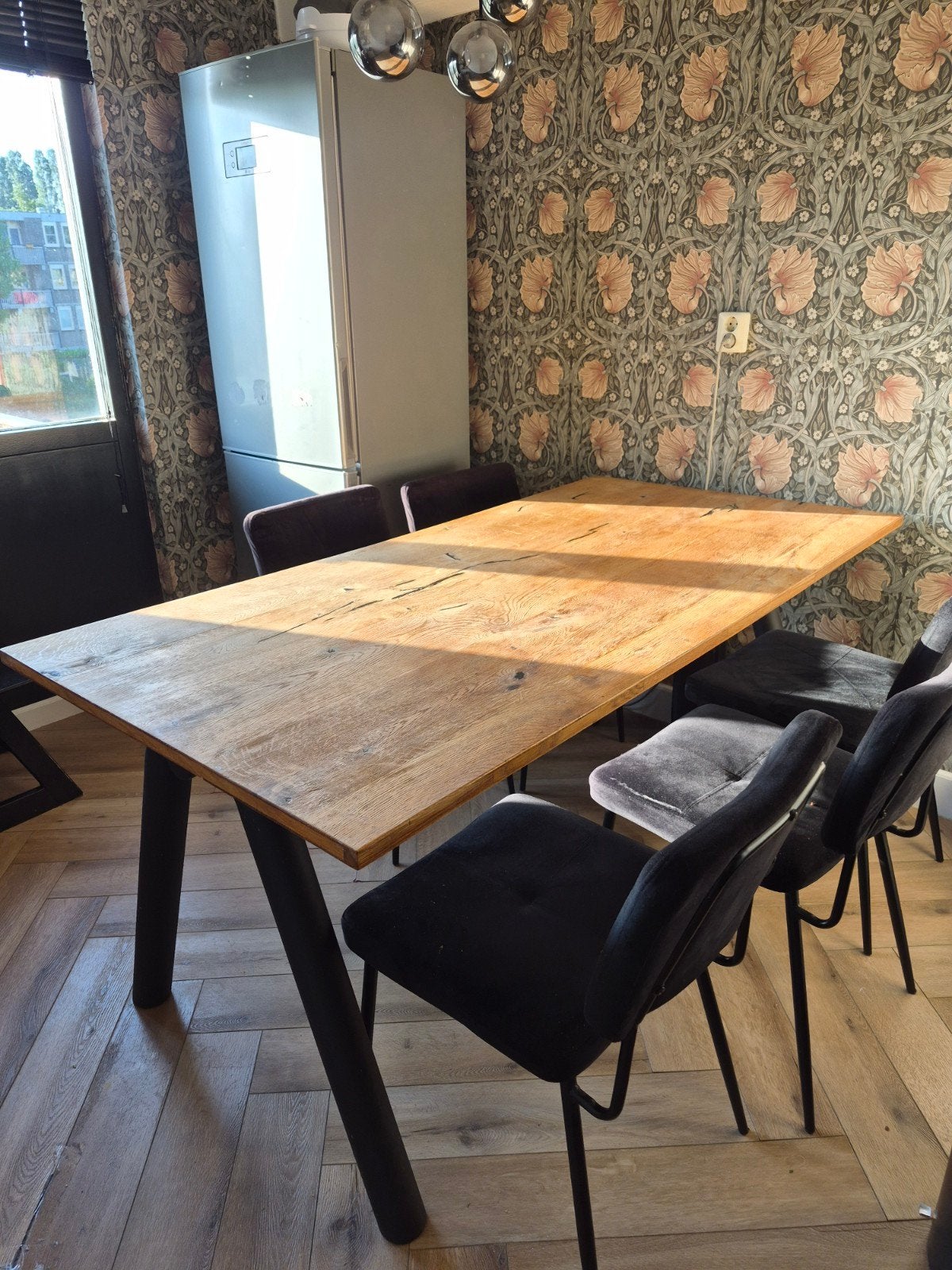 Goossens Eetkamertafel naturel eiken met zwarte poten, Huis en Inrichting, Tafels | Eettafels, Zo goed als nieuw, Vijf personen of meer