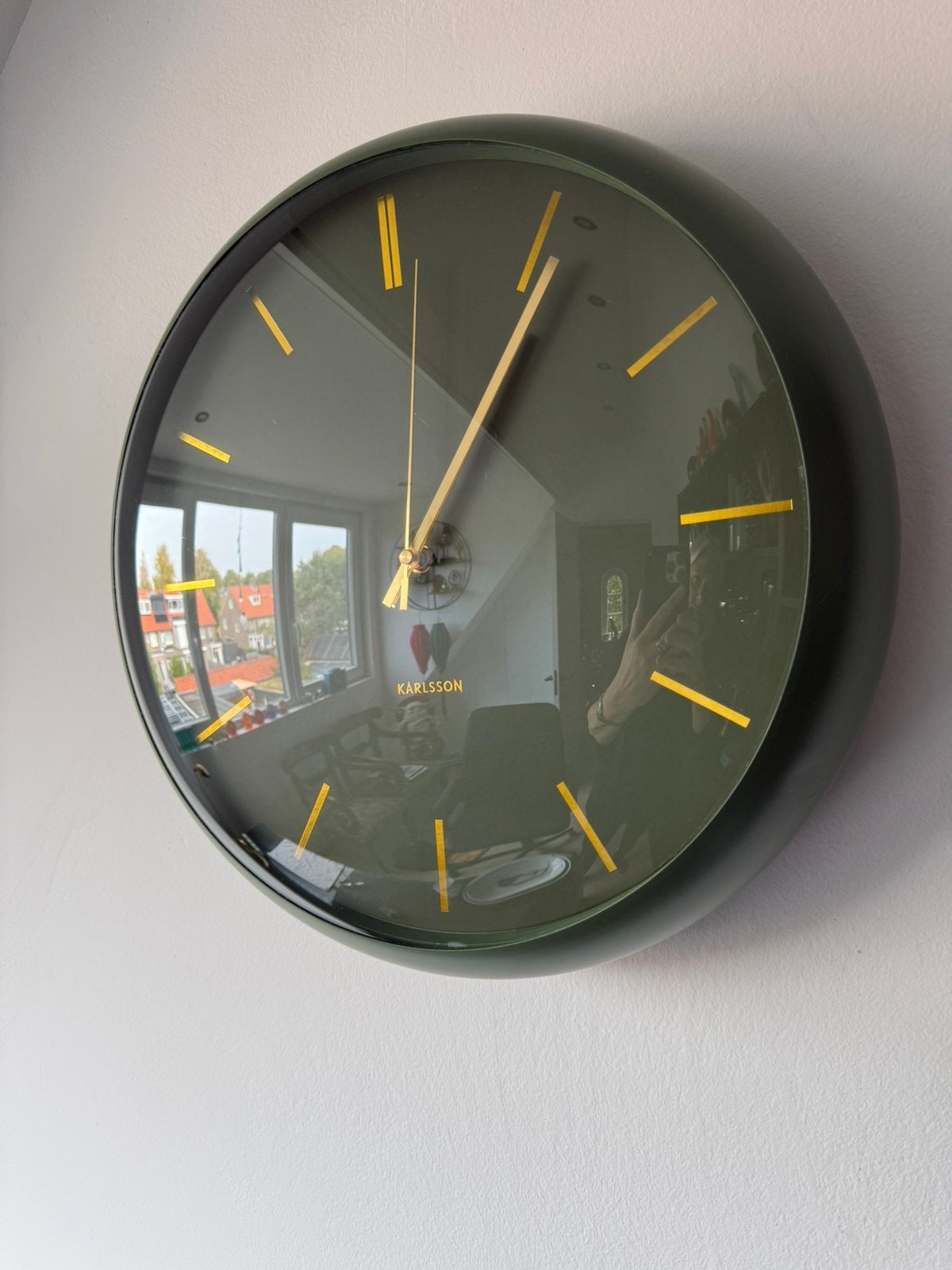Karlsson wandklok Globe mosgroen, Wandklok, Analoog, Ophalen of Verzenden, Modern