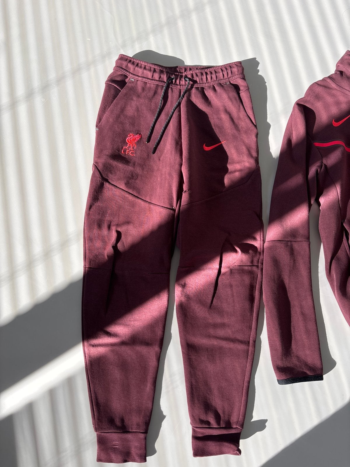 Liverpool FC Nike Tech Fleece Joggingbroek - Maat M, Zo goed als nieuw, Verzenden, Maat 48/50 (M), Rood