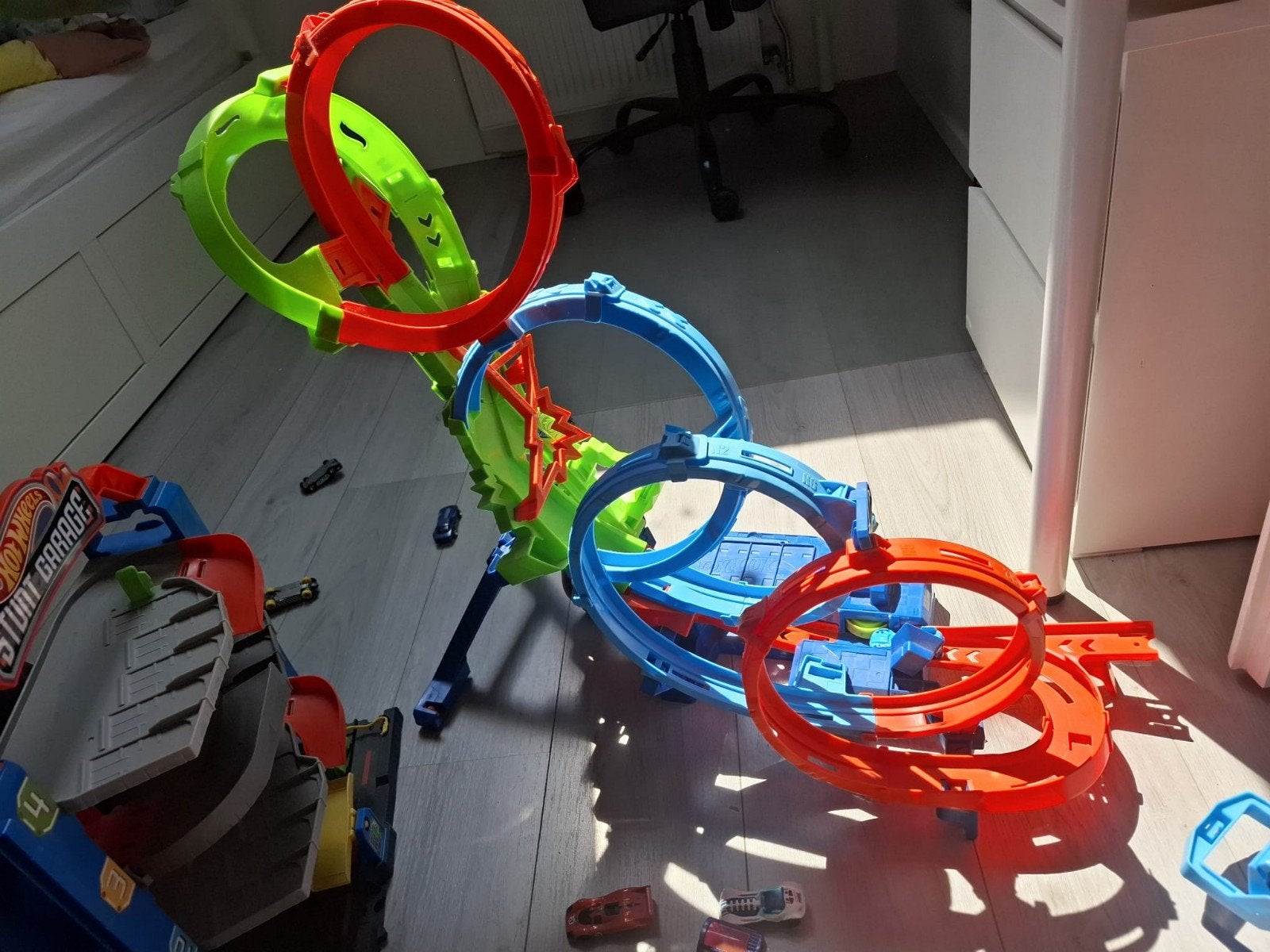Hot Wheels Stunt Garage & Baanset met veel auto's, Ophalen, Zo goed als nieuw