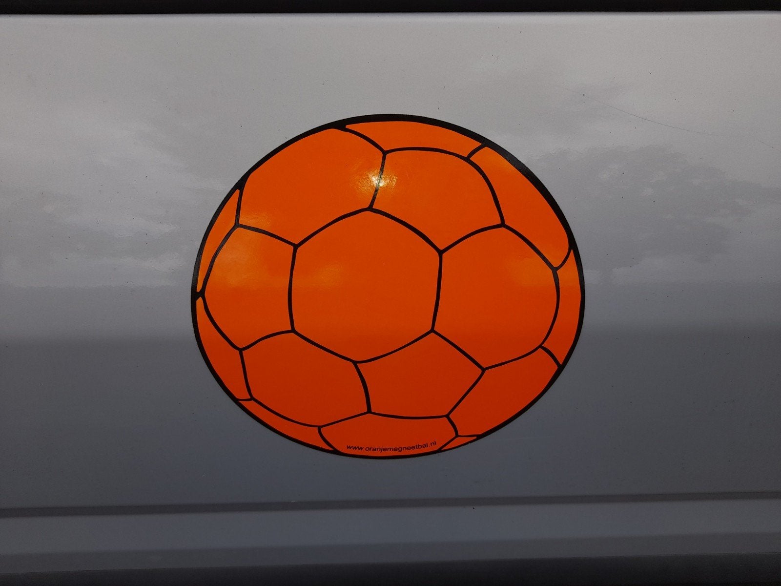 oranje voetbal magneet sticker ongeveer 15cm doorsnee, Ophalen