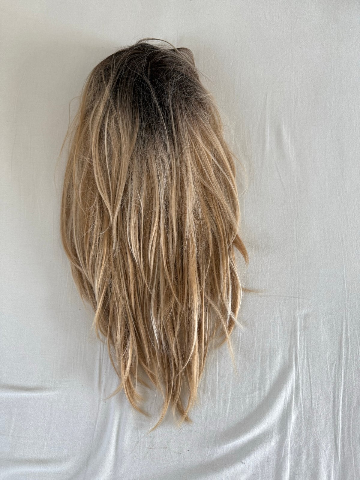 Blonde pruik met donkere aanzet - Lang golvend haar, Ophalen of Verzenden, Zo goed als nieuw