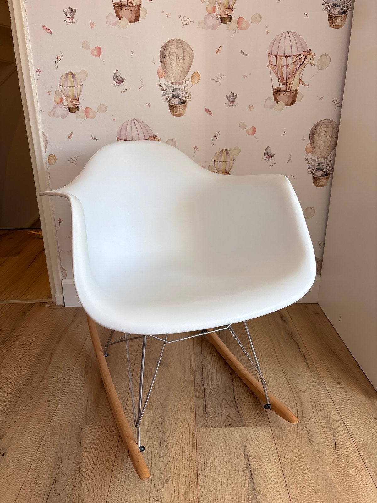 Witte schommelstoel in Eames-stijl voor kinderkamer, Huis en Inrichting, Stoelen, Ophalen, Kunststof, Wit, Zo goed als nieuw